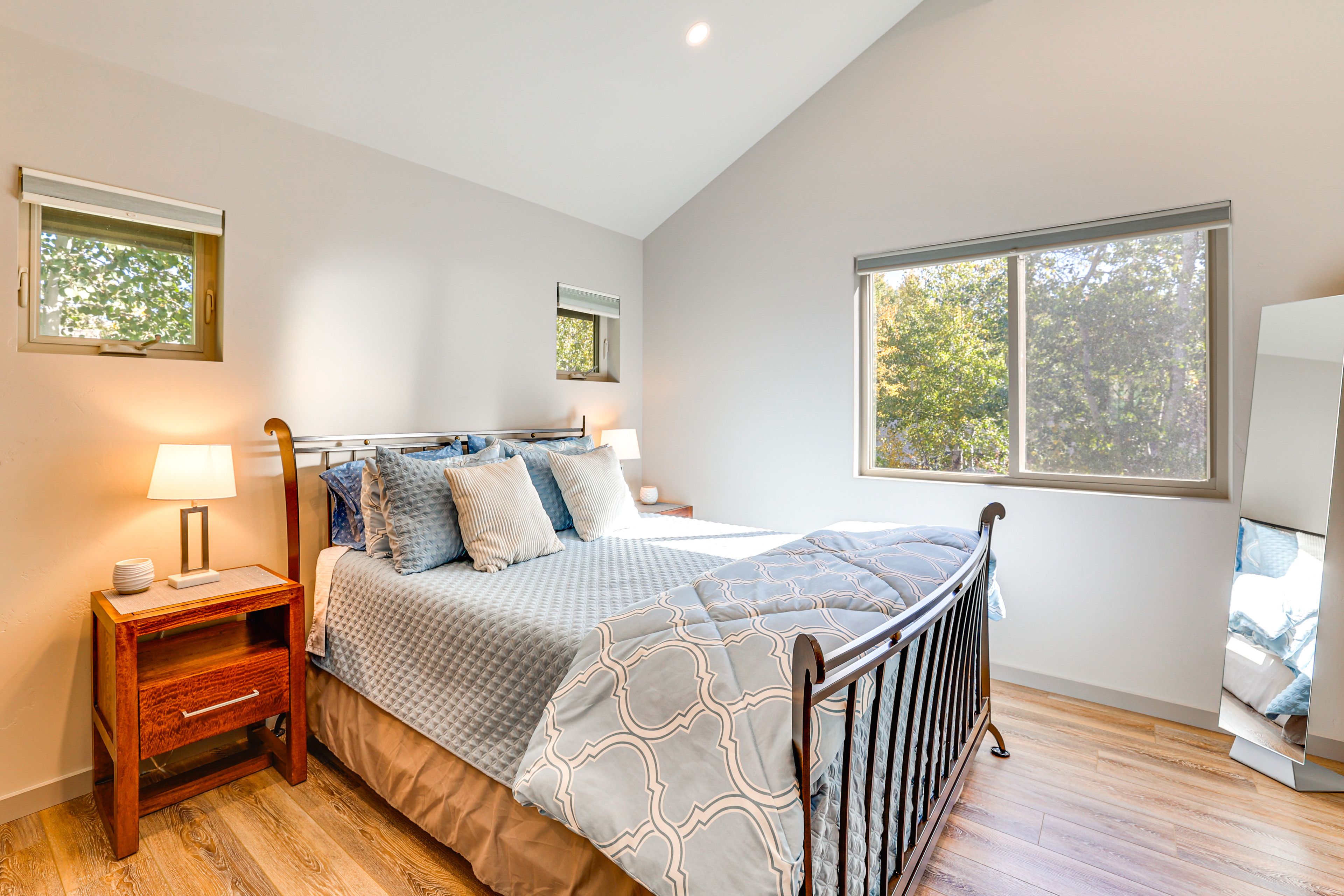 Bedroom | Queen Bed