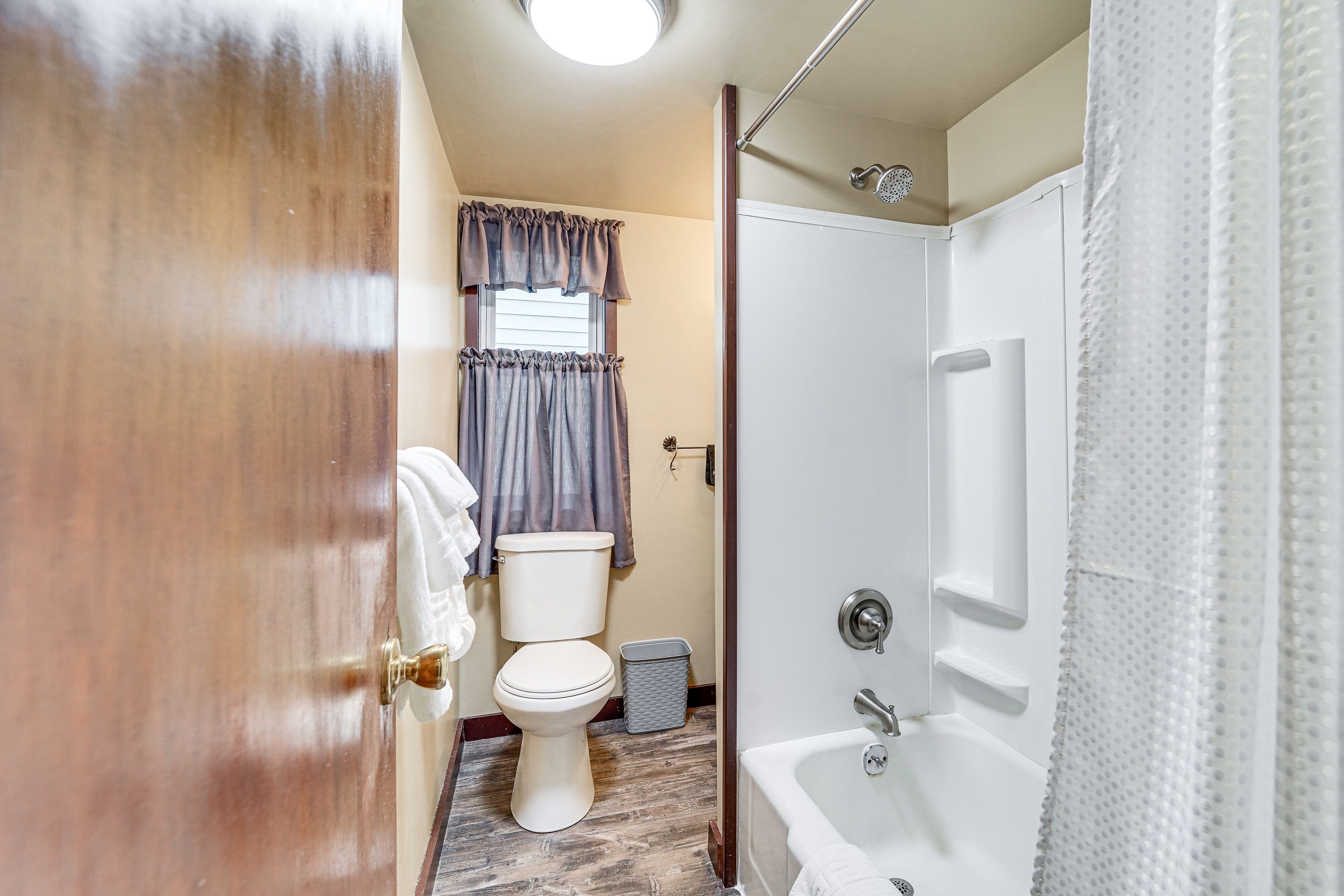 Full Bathroom | 2nd Floor | Towels Provided