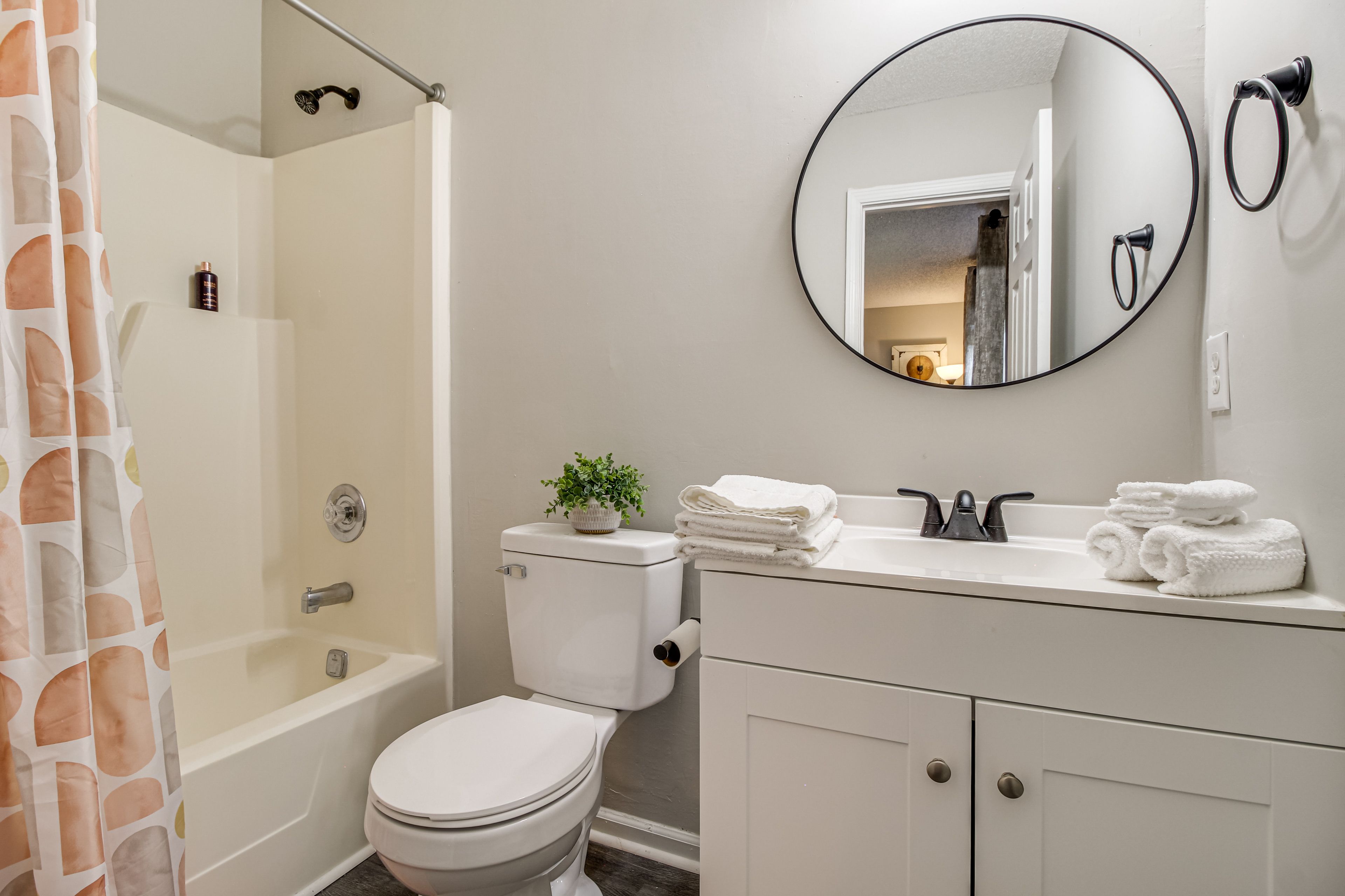 Full Bathroom | Towels Provided