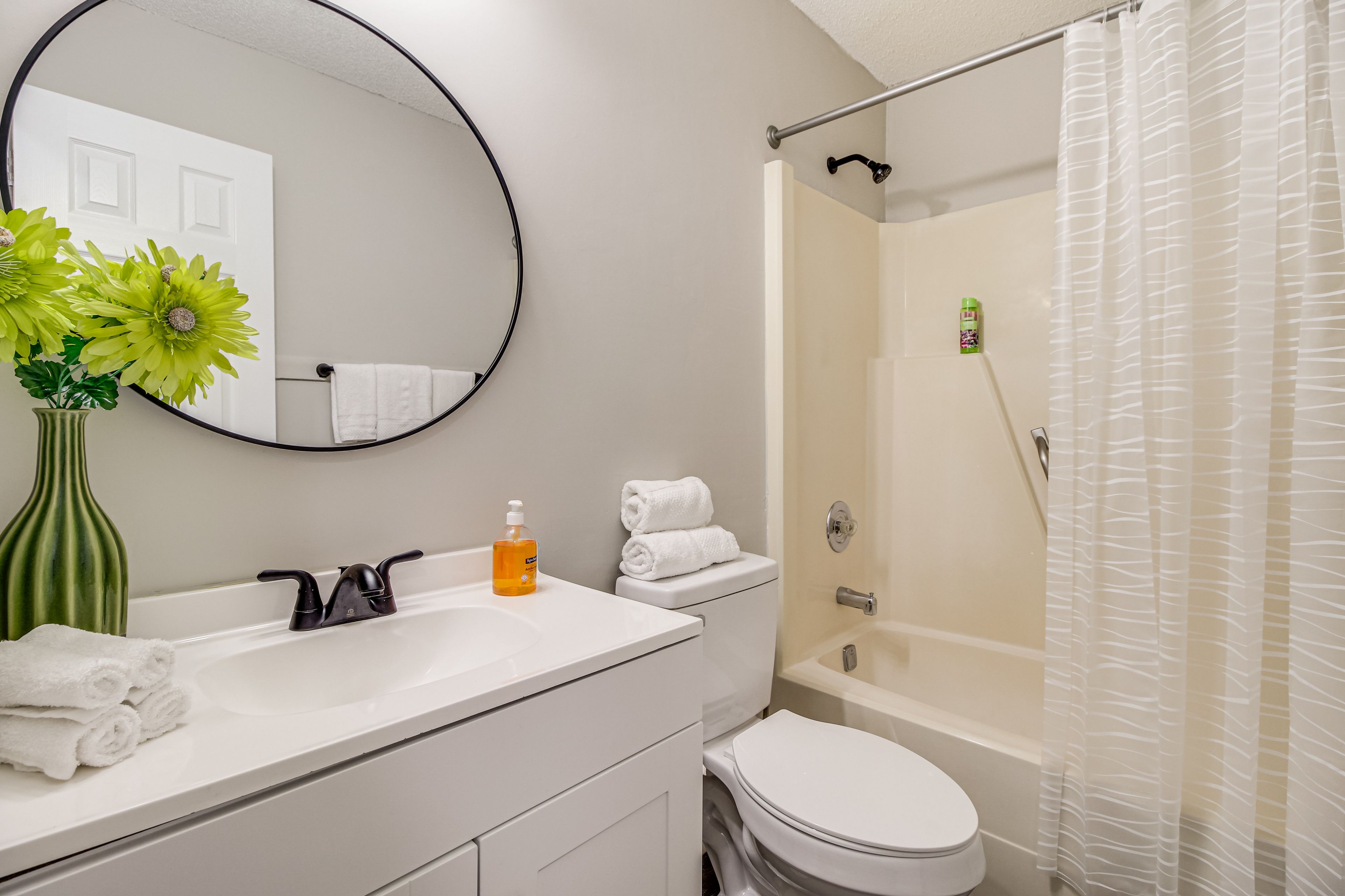 Full Bathroom | Towels Provided
