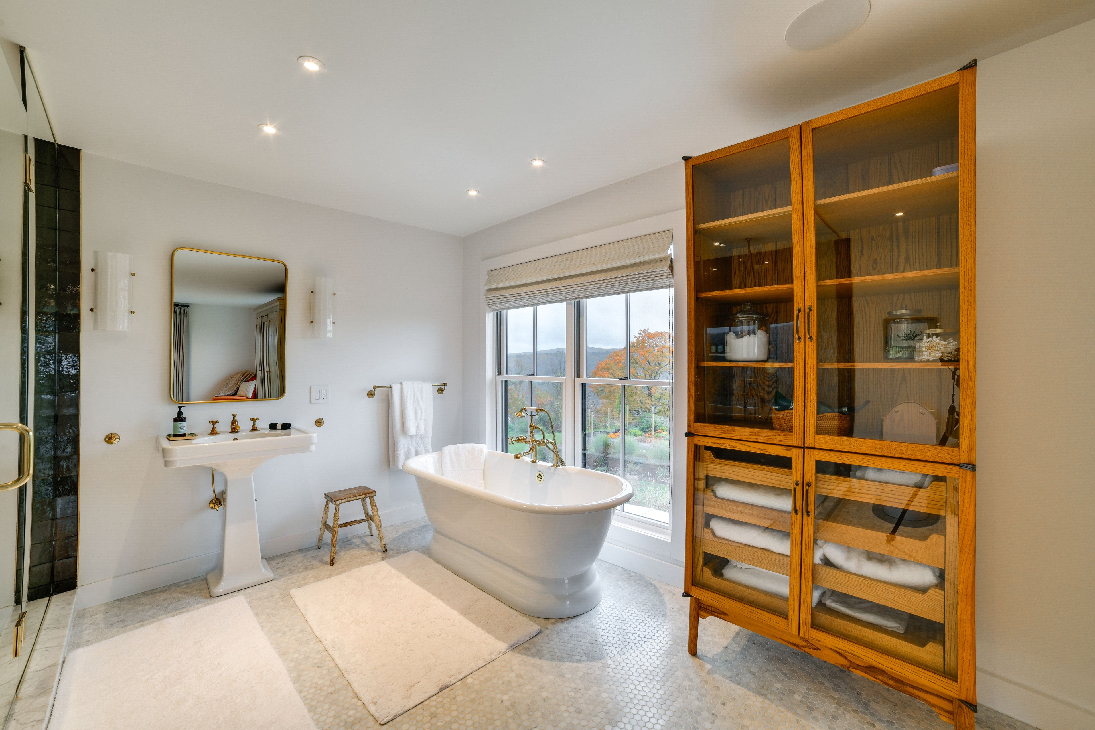 Full Bathroom | 2nd Floor | Towels Provided
