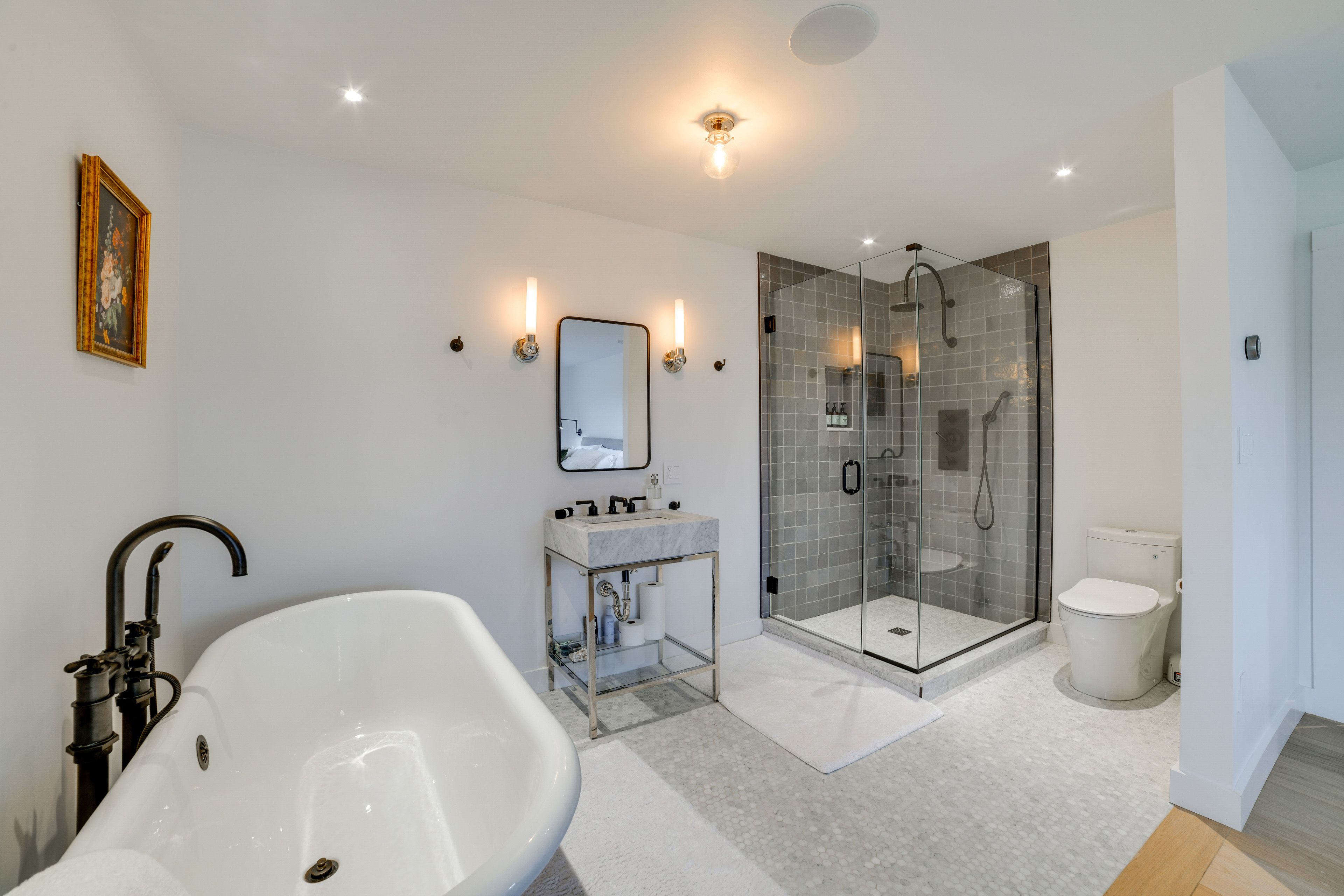 Full Bathroom | 2nd Floor | Towels Provided