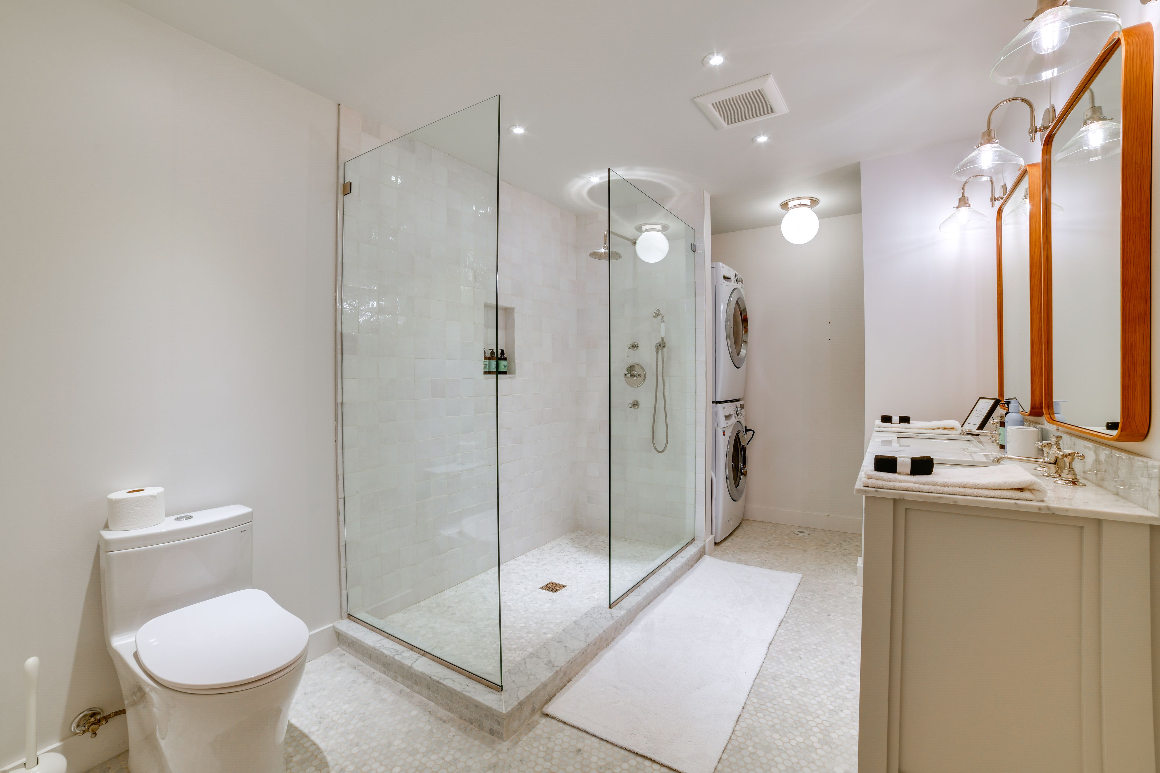 Full Bathroom | 2nd Floor | Towels Provided