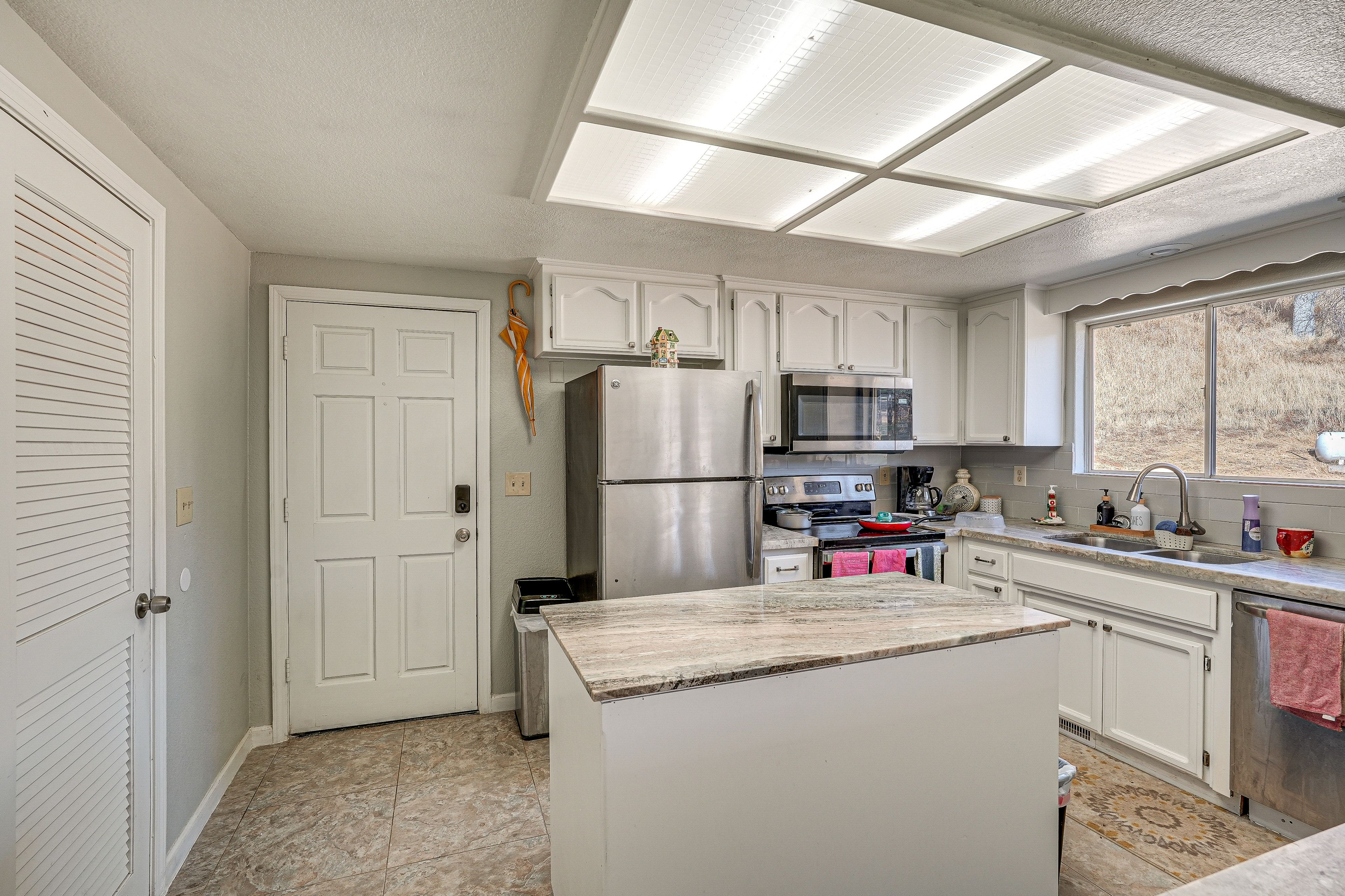 Kitchen | Dishwasher | Electric Kettle | Breakfast Bar | Main Level