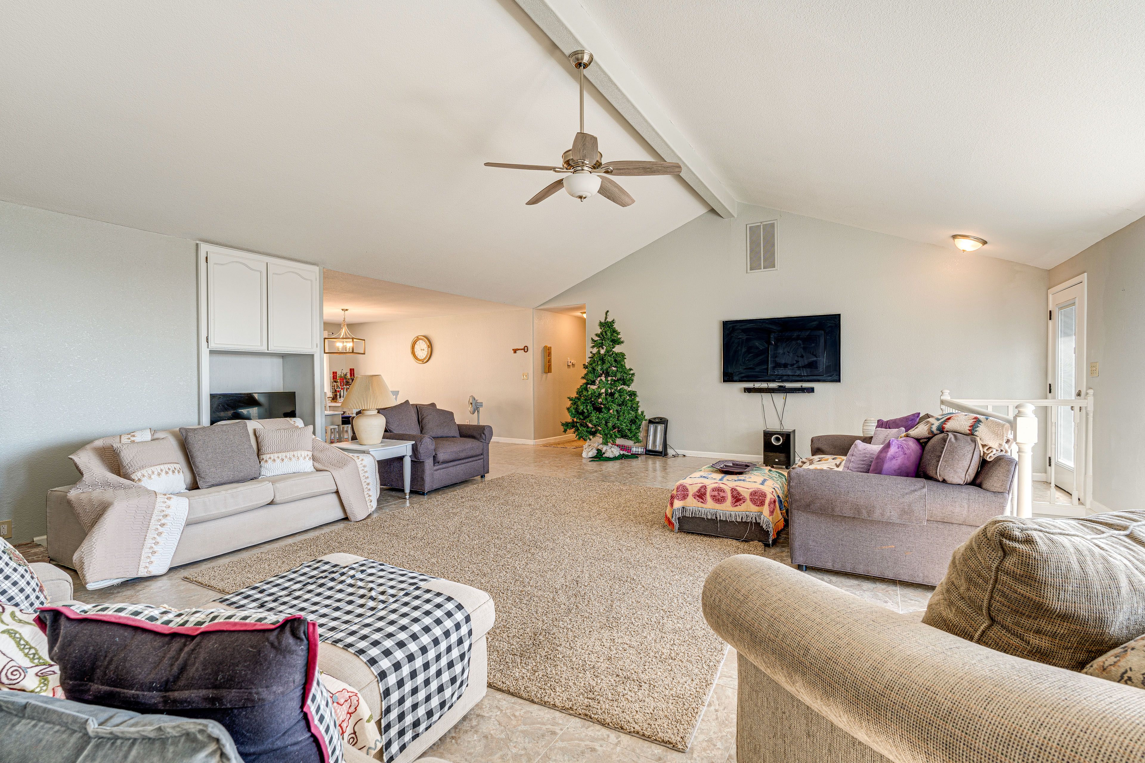 Living Room | Smart TV | Free WiFi | Main Level