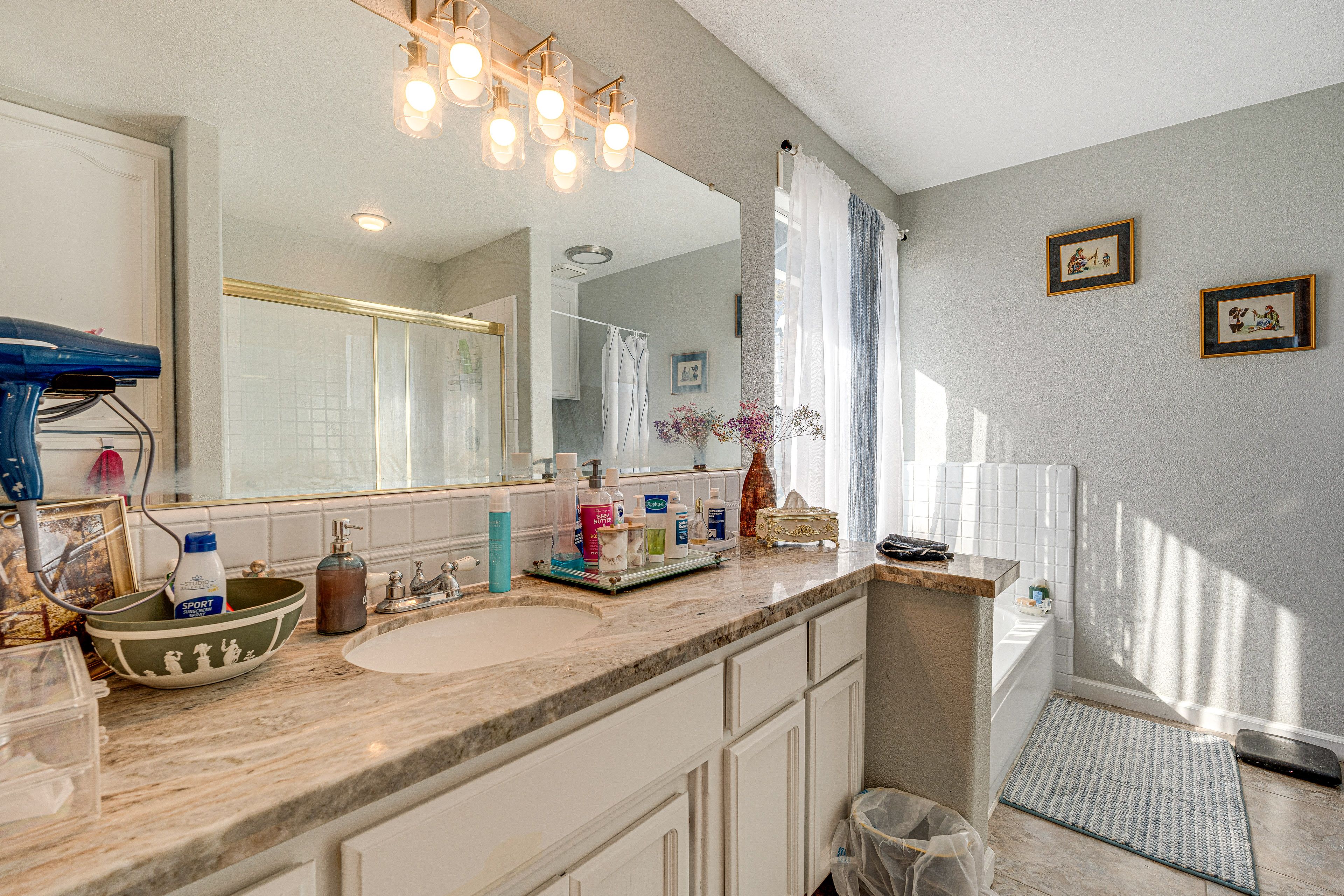 En-Suite Bathroom | Shower | Bathtub | Main Level