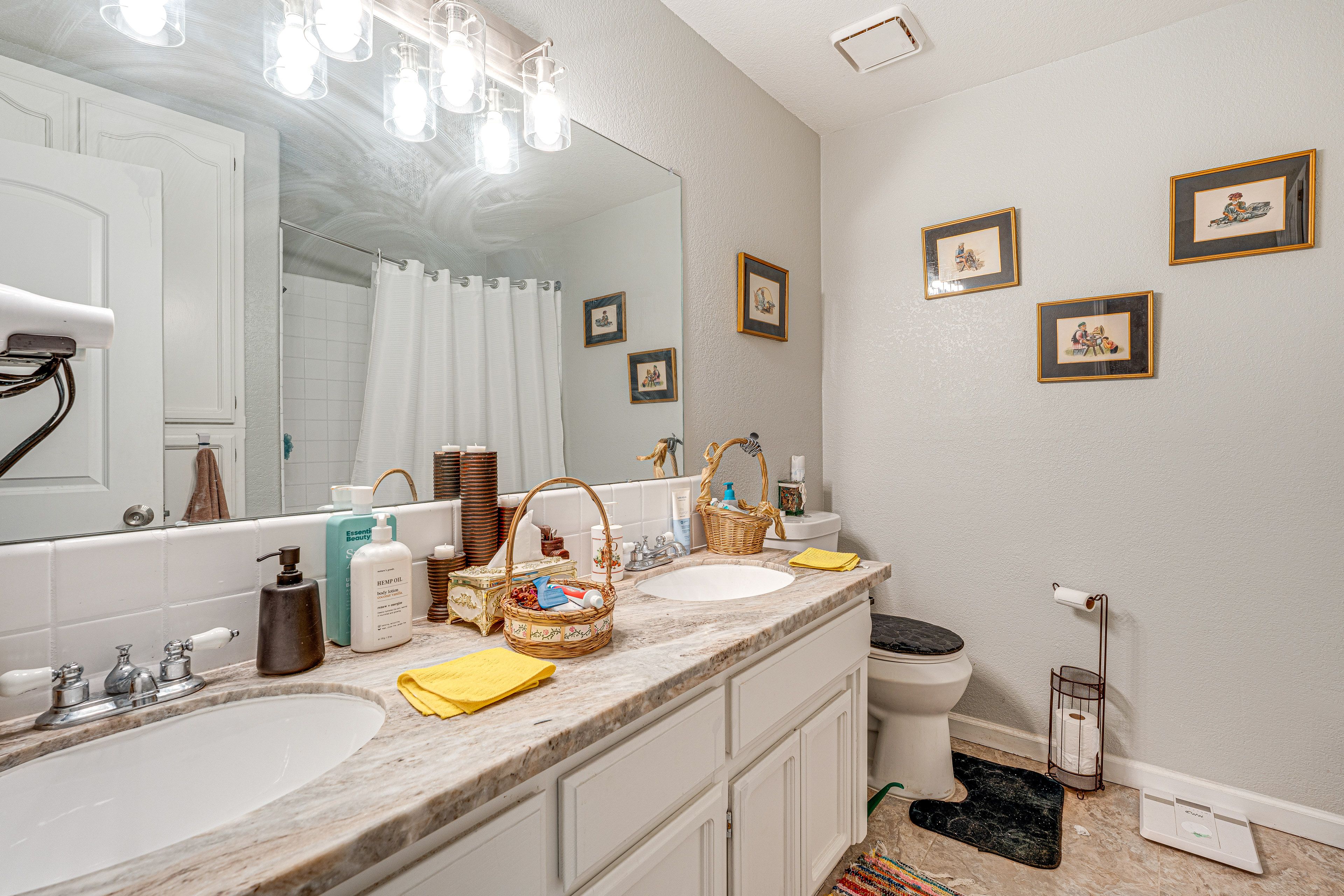 Full Bathroom | Bathtub/Shower | Main Level