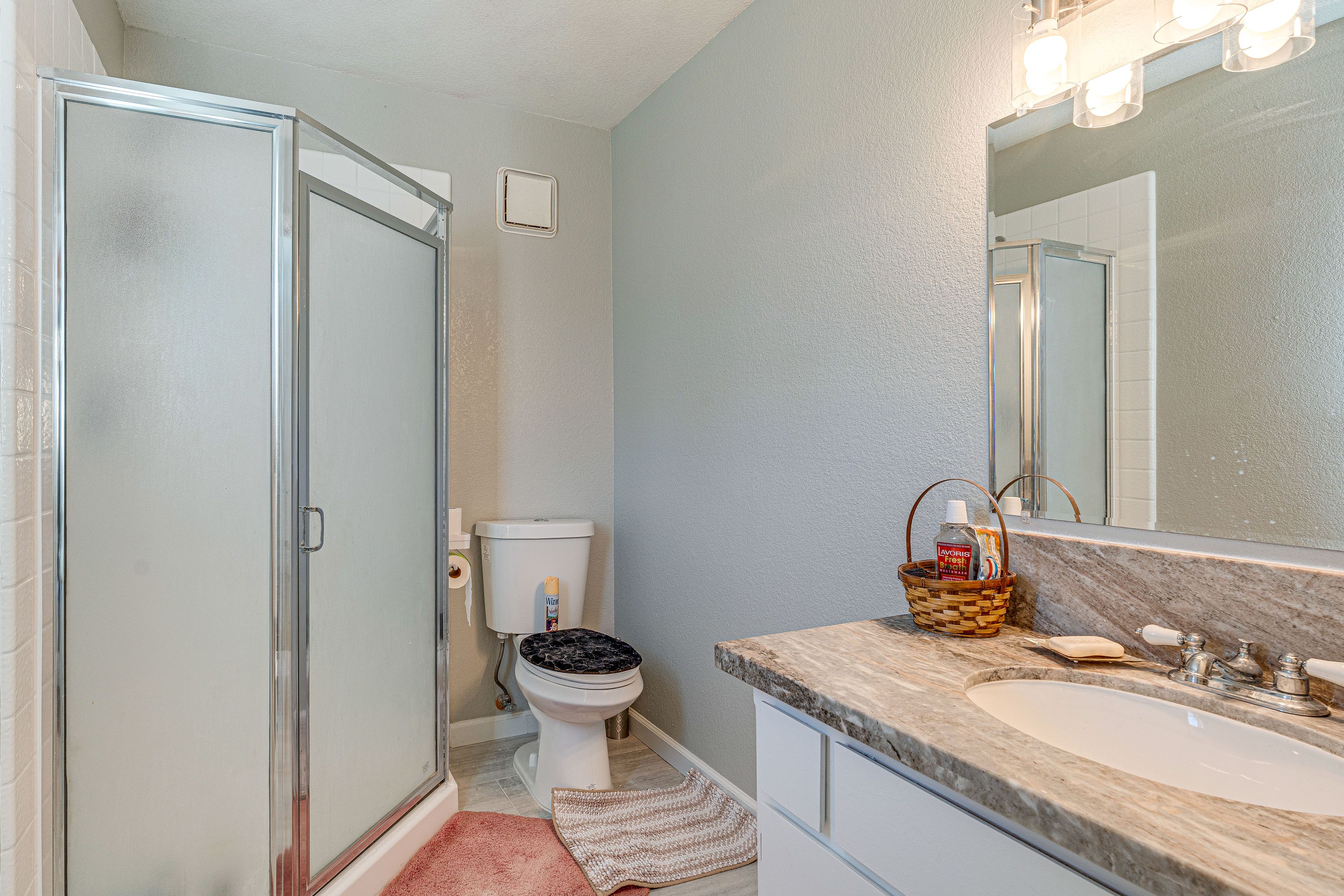 Full Bathroom | Towels Provided | Lower Level