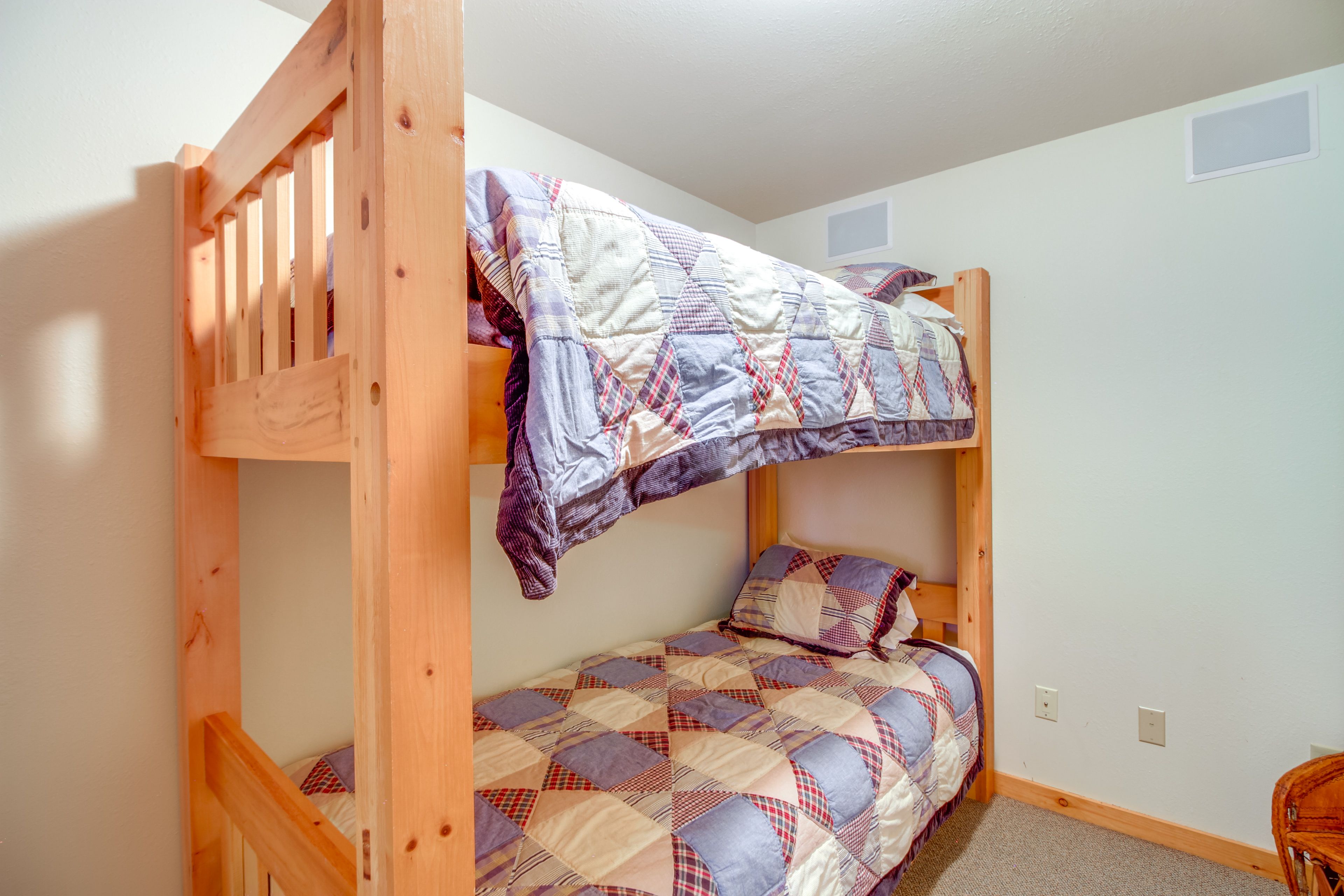 Sleeping Nook | Twin Bunk Bed | Lower Floor