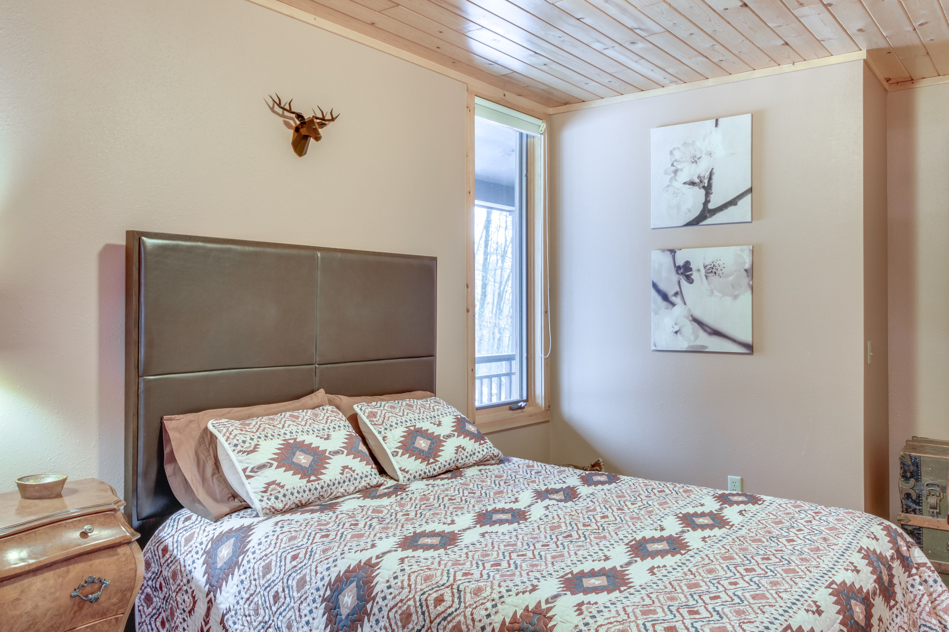 Bedroom 2 | Queen Bed | Main Floor