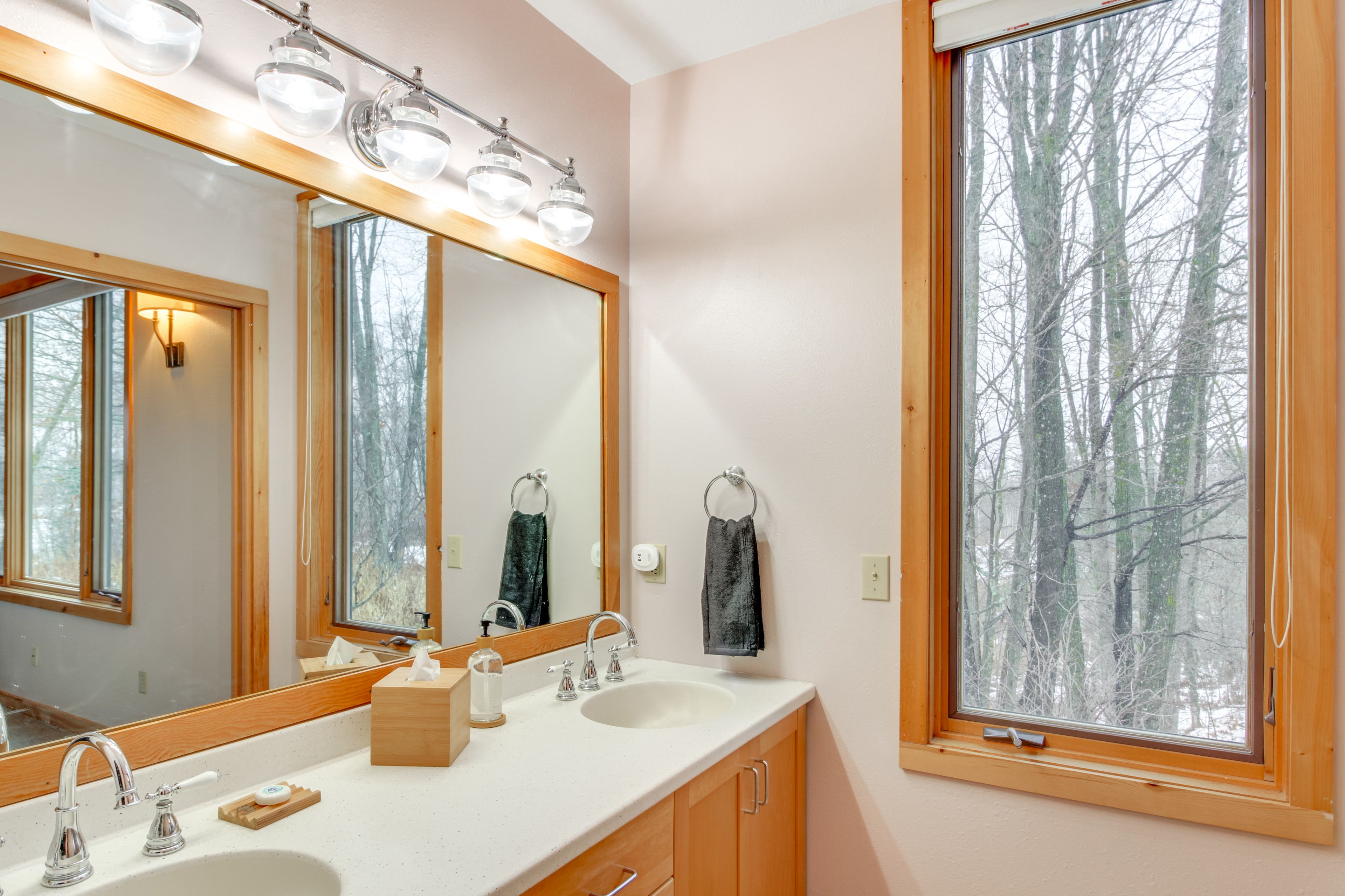 Full Bathroom | Towels Provided | Main Floor