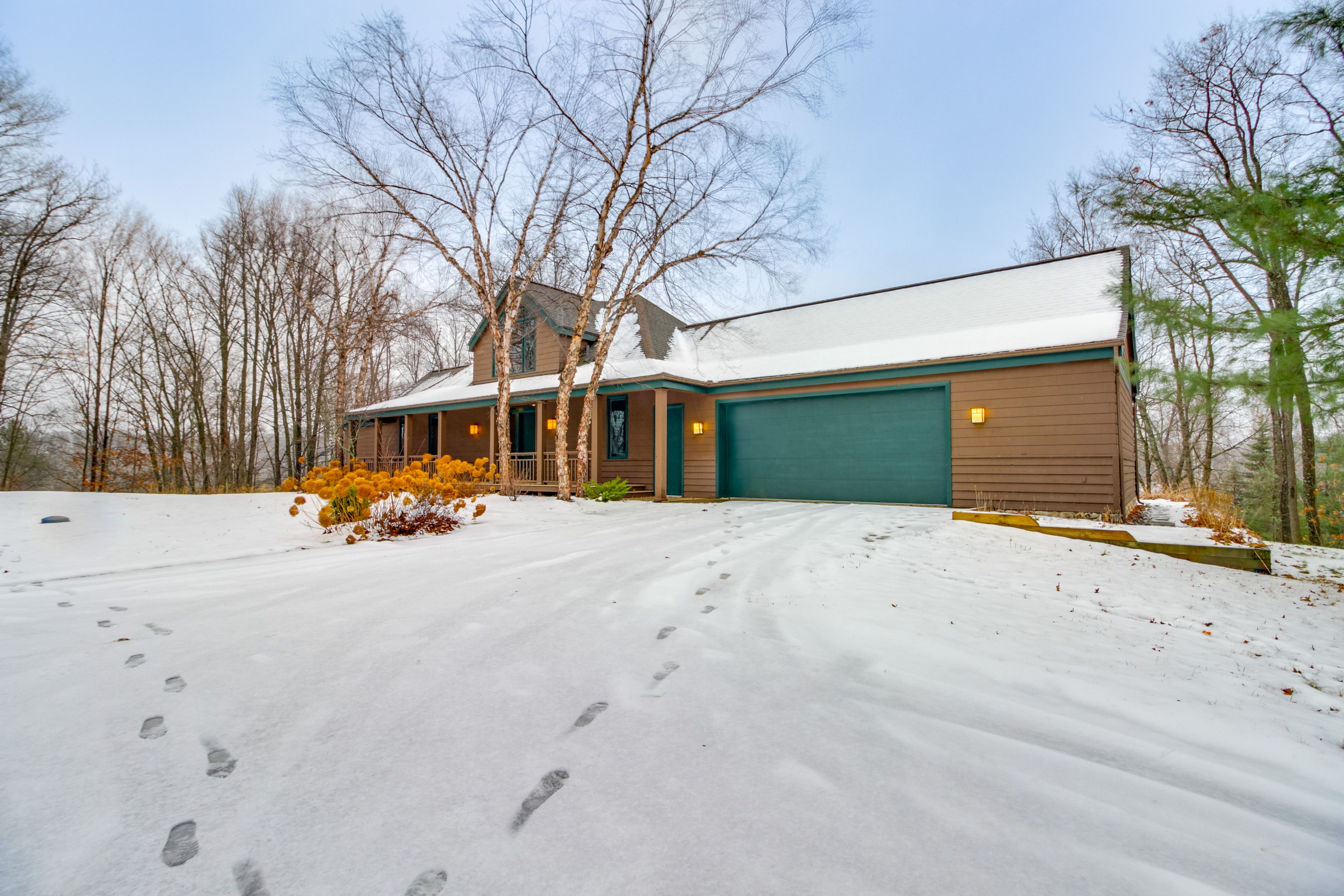 Parking | Garage (3 Vehicles) | Driveway (5 Vehicles) | RV/Trailer Parking