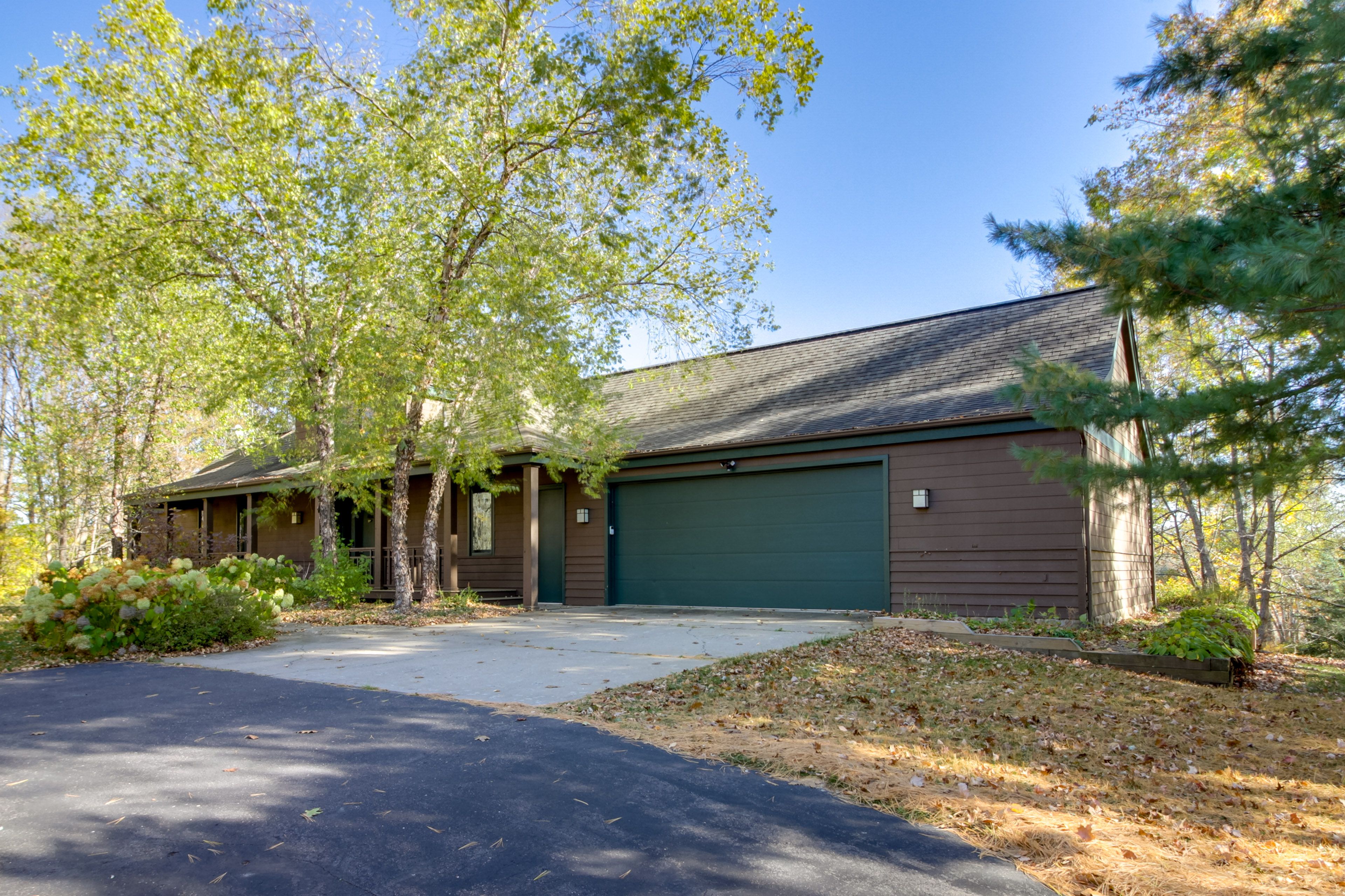 Parking | Garage (2 Vehicles) | Driveway (5 Vehicles) | RV/Trailer Parking