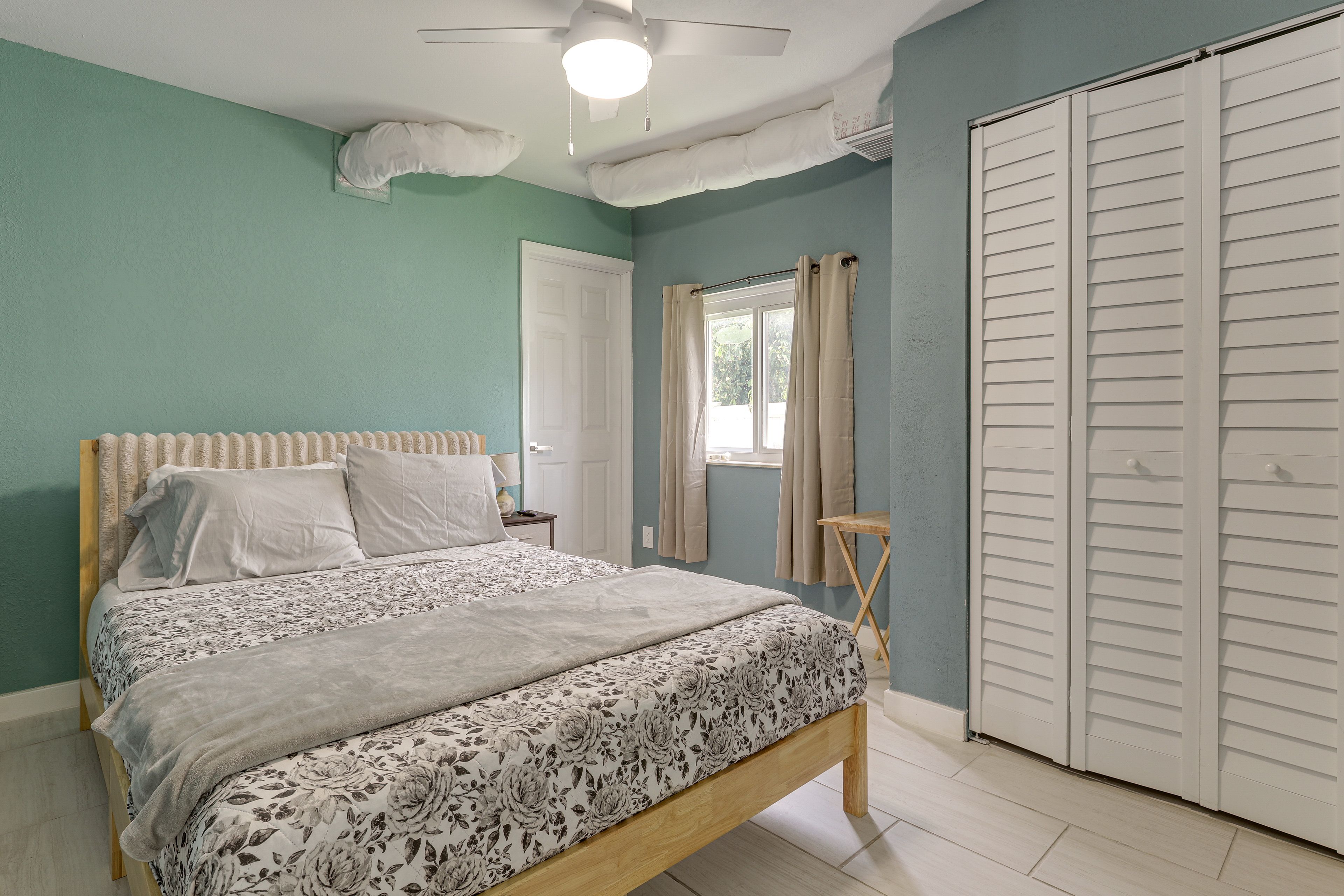 Bedroom 1 | 1st Floor | Queen Bed | Smart TV | Linens Provided