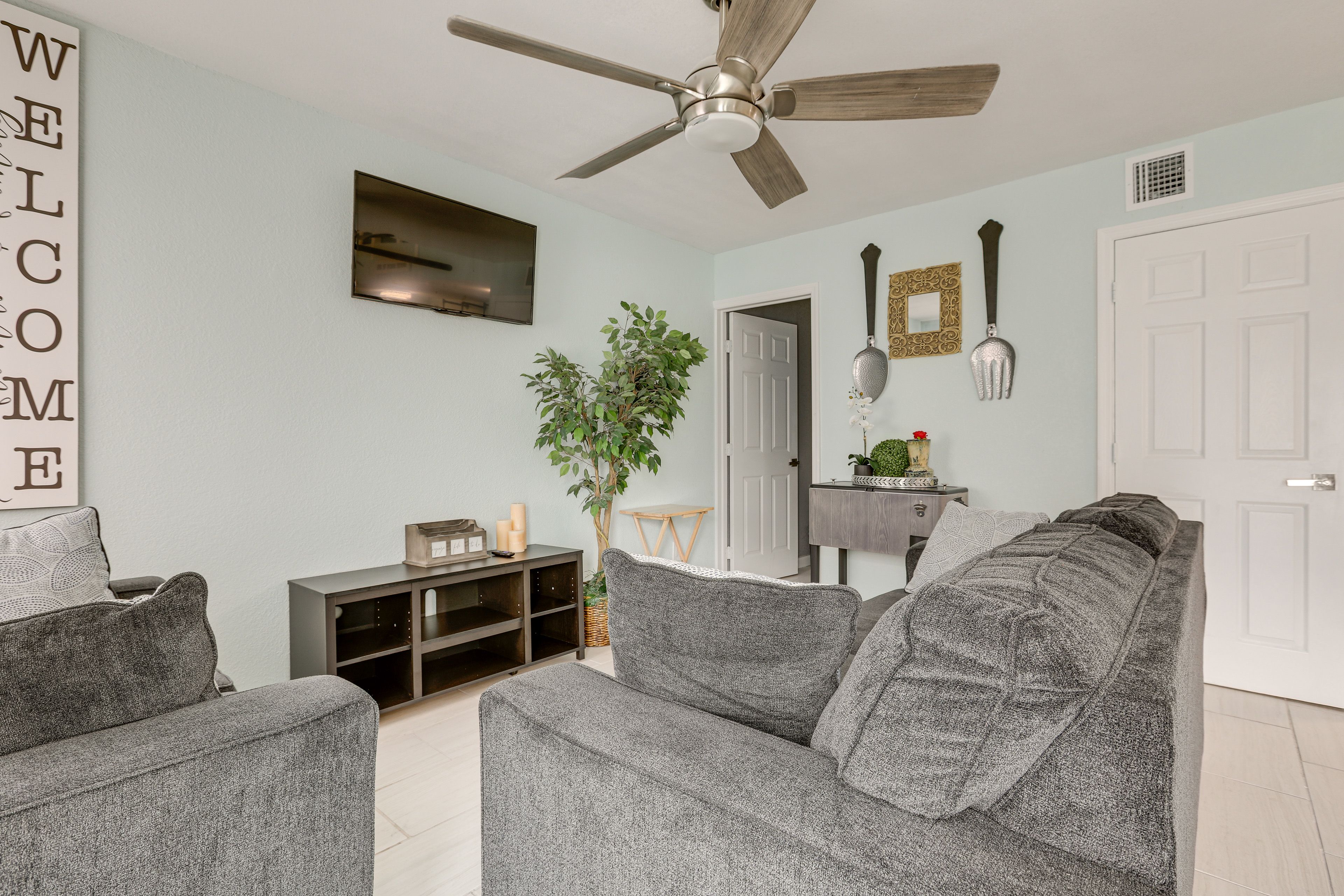 Living Room | 1st Floor | Smart TV | Free WiFi