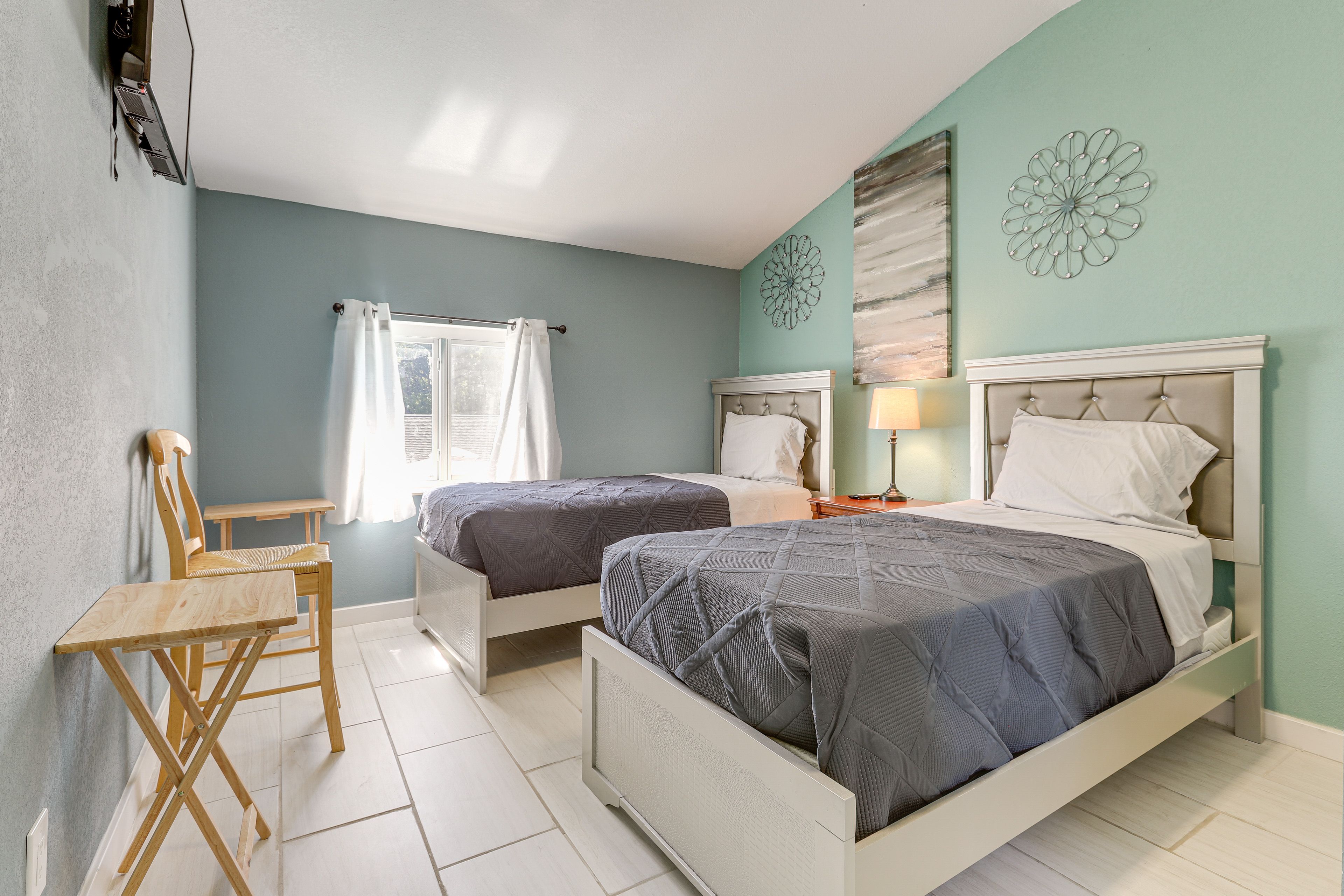 Bedroom 3 | 2nd Floor | 2 Twin Beds | Smart TV