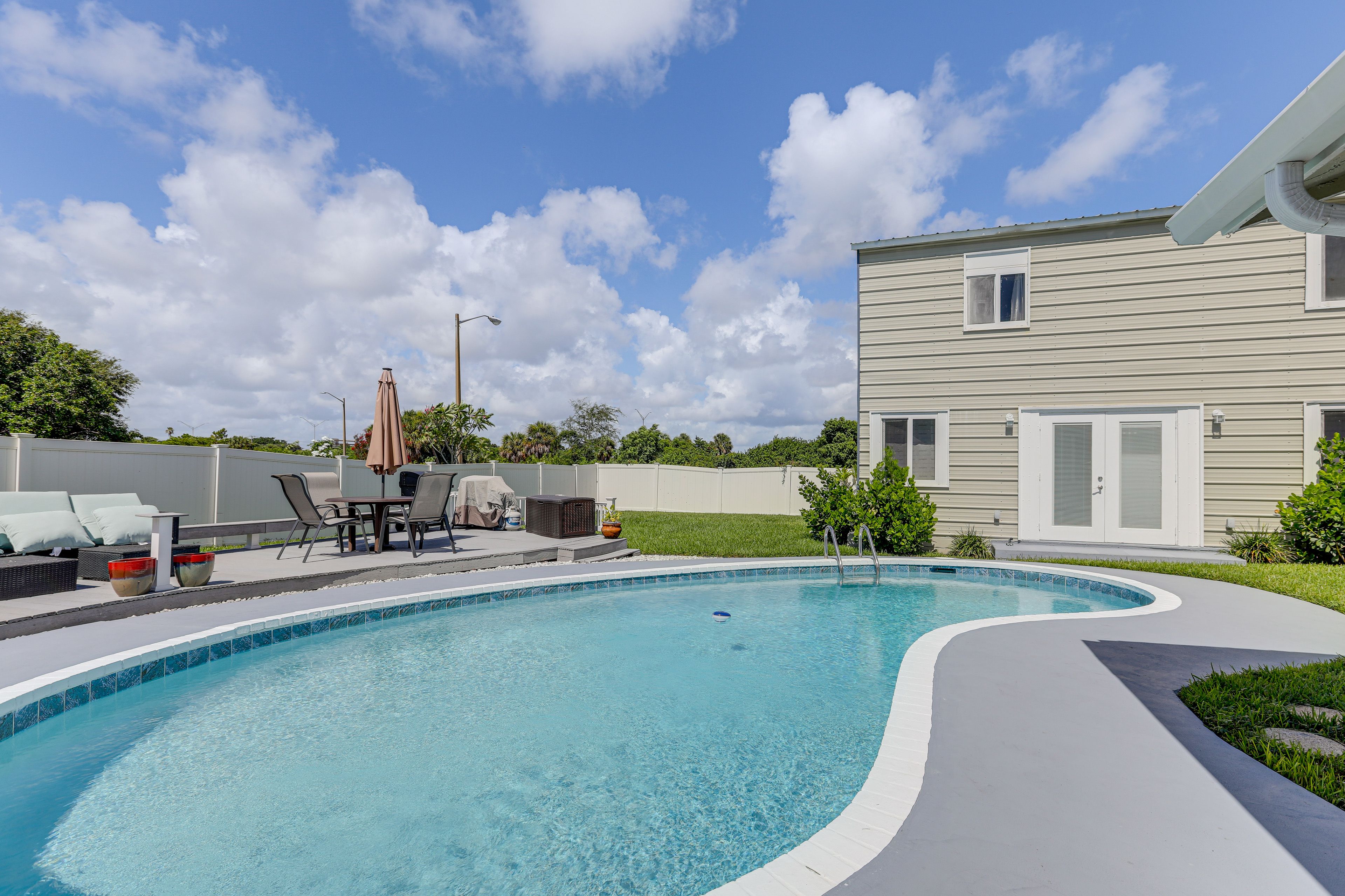 West Palm Beach Vacation Rental | 3BR | 3.5BA | 1,600 Sq Ft | 1 Step Required