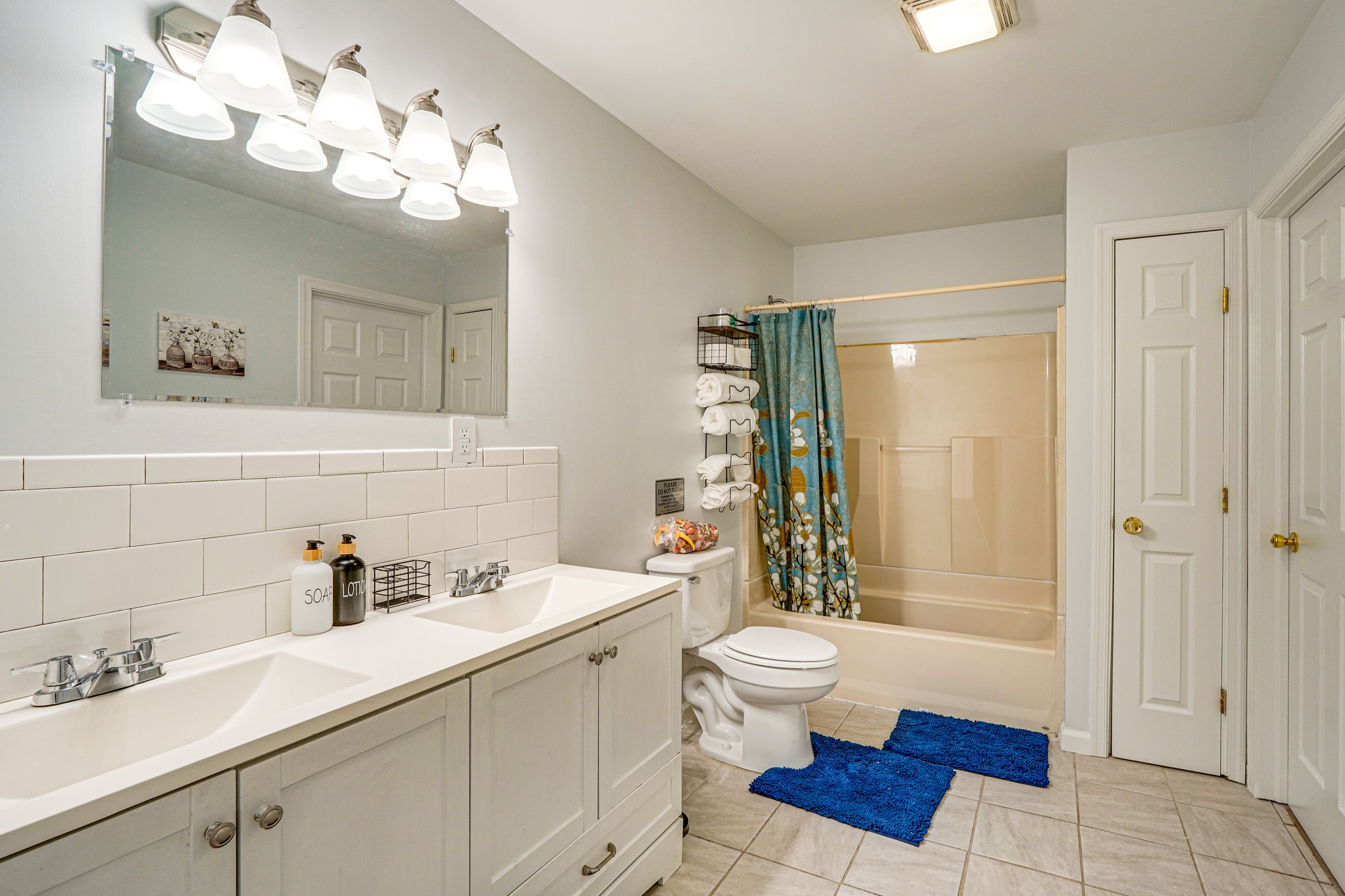 Full Bathroom | 1st Floor | Shower/Tub Combo