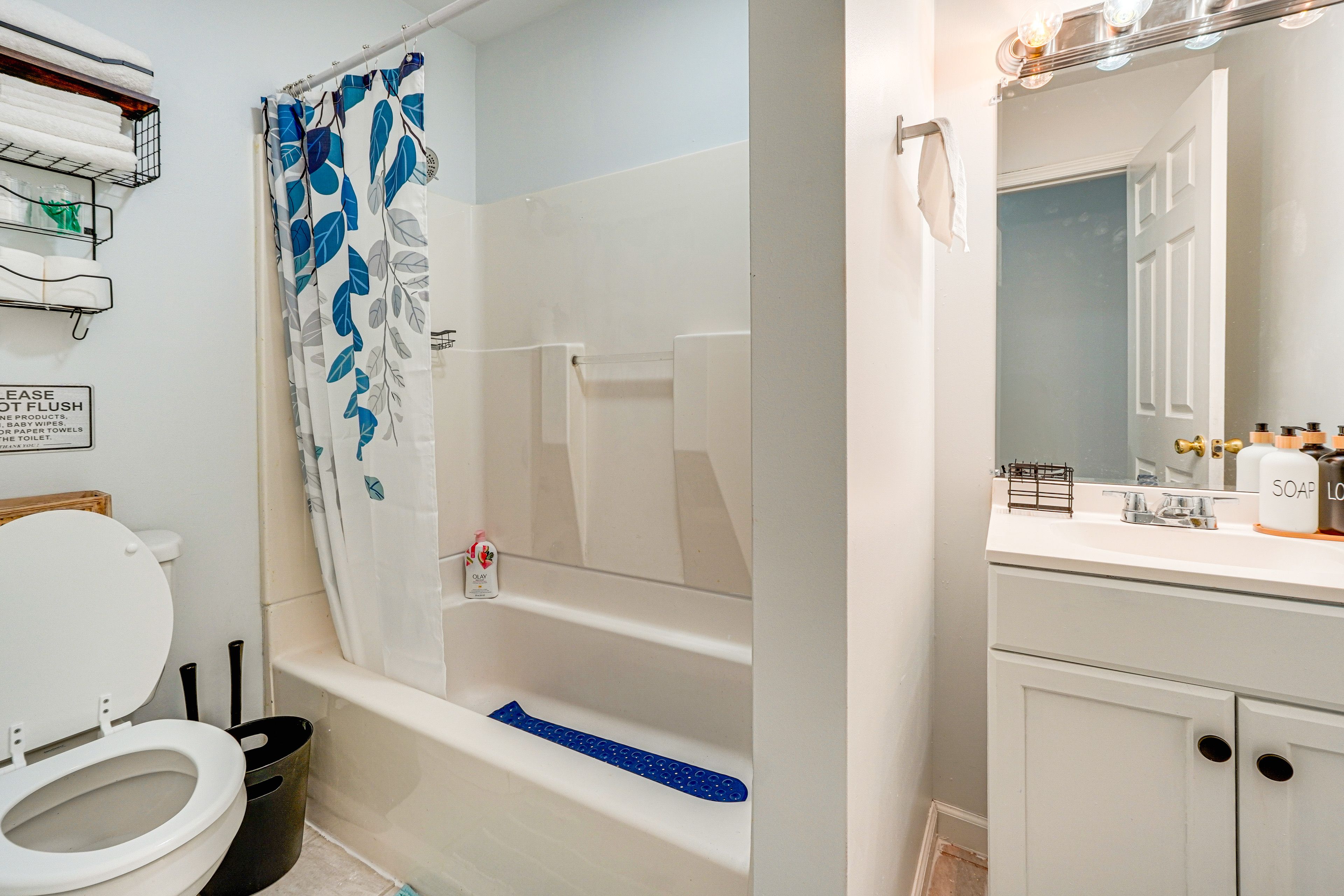Full Bathroom | Basement Floor | Towels Provided