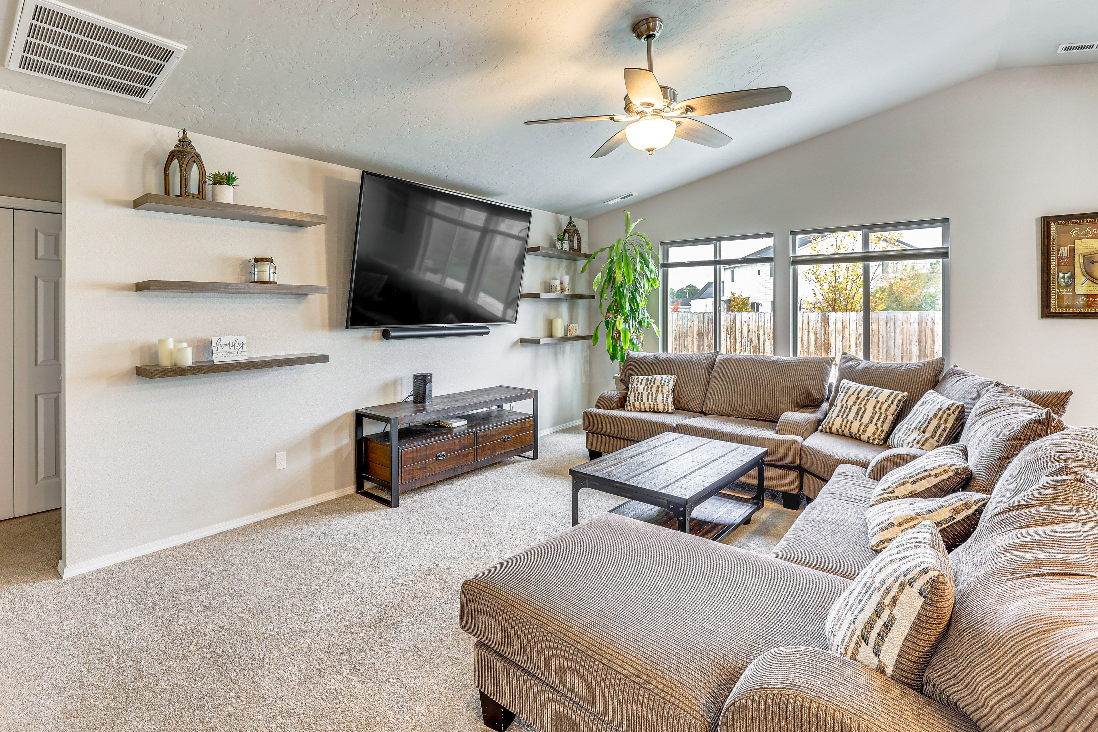 Living Room | Free WiFi | Smart TV | Central A/C