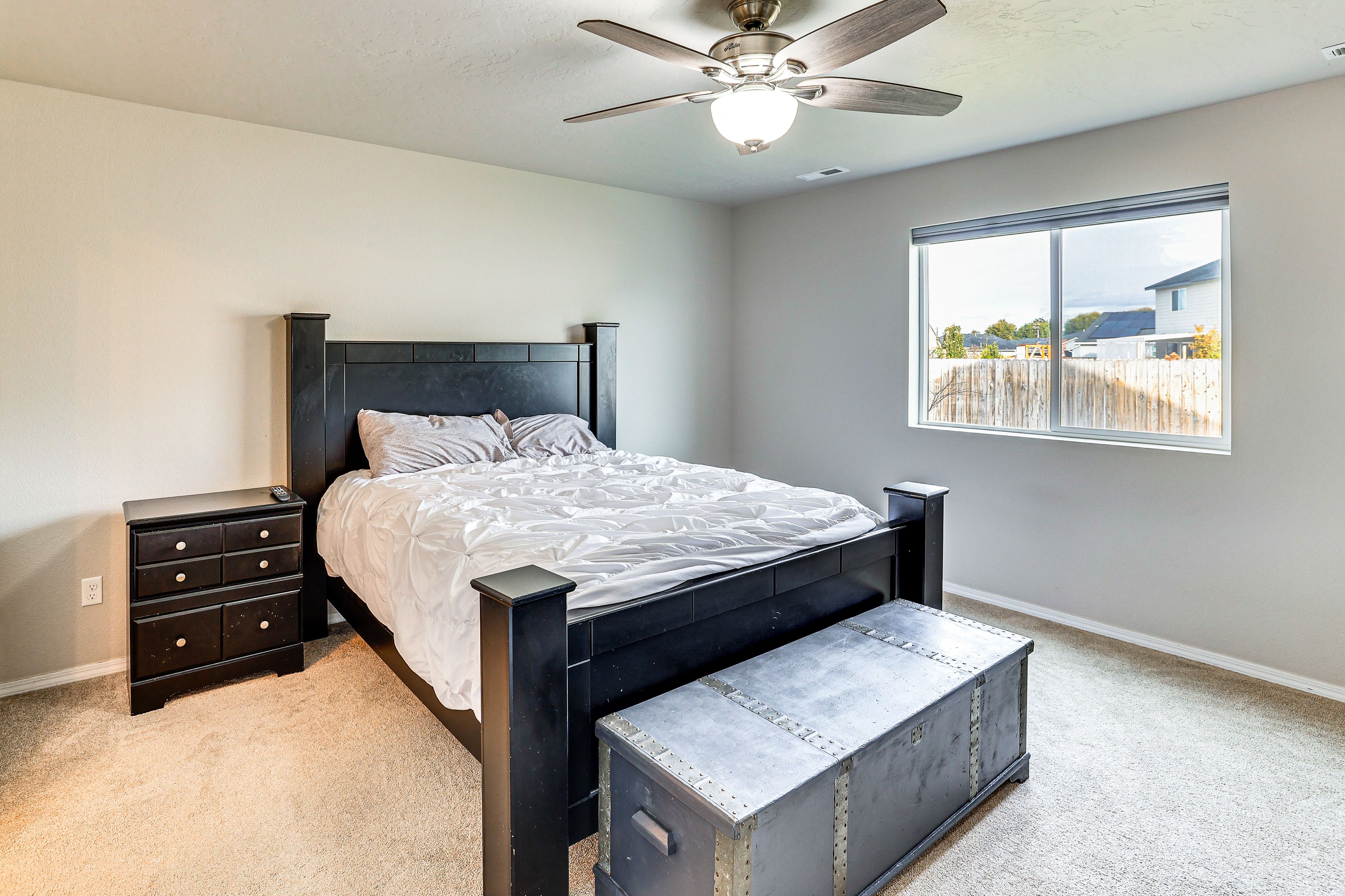 Bedroom 1 | Queen Bed | Smart TV | En-Suite Bathroom