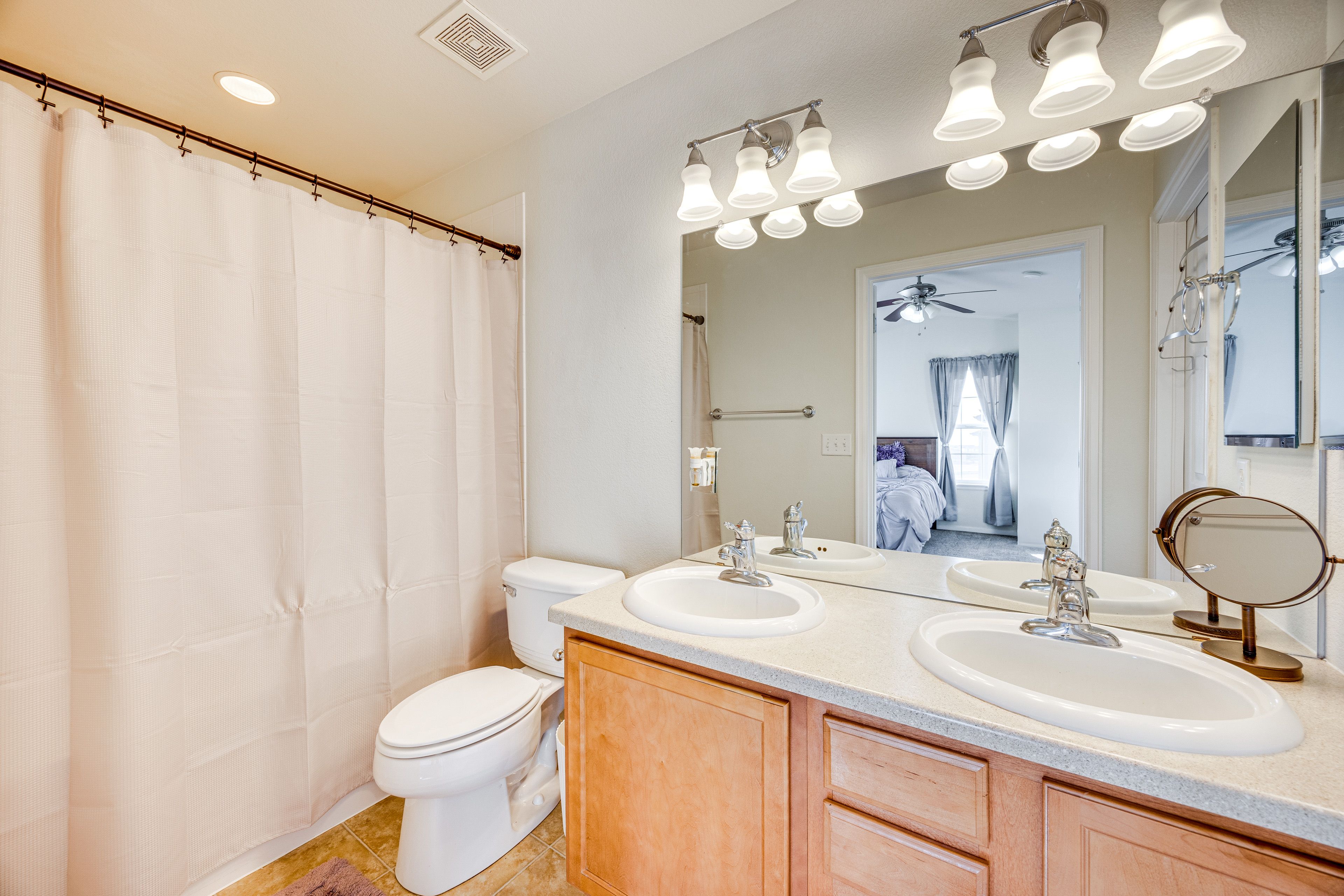 Full Bathroom | Towels Provided | 3rd Floor