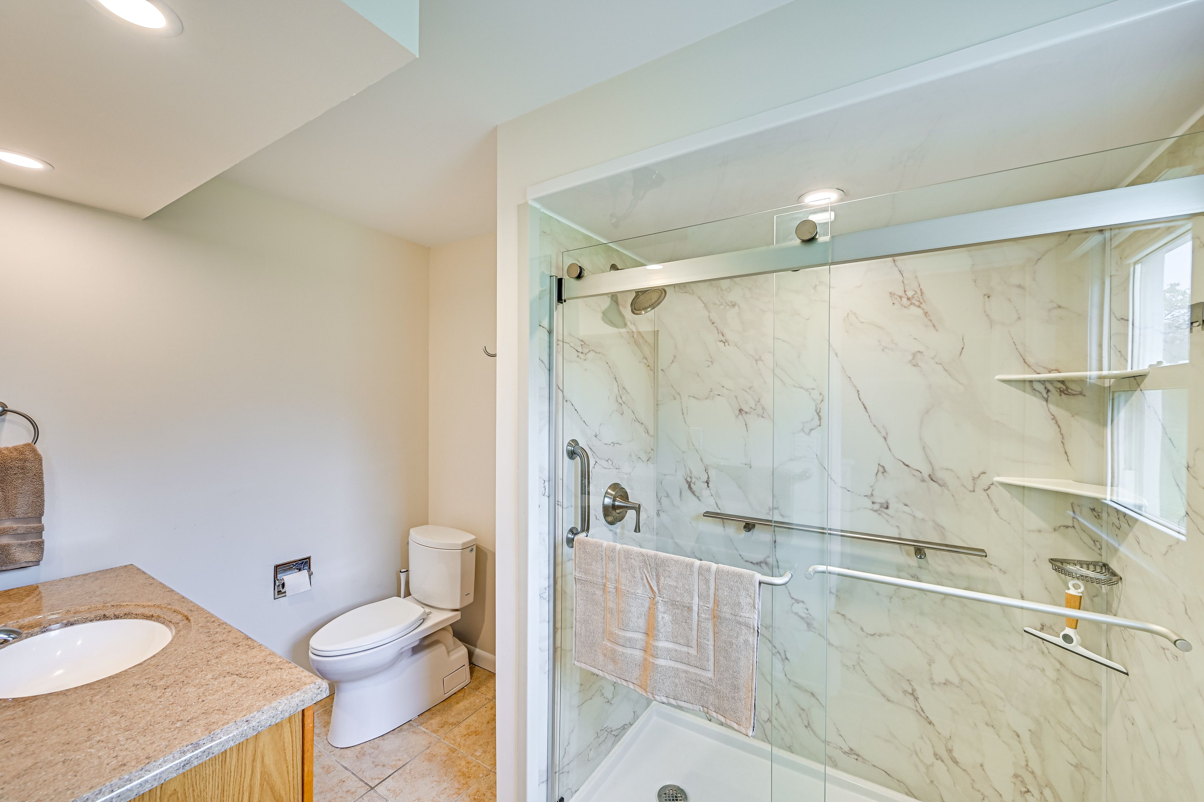 Full Bathroom | 2nd Floor