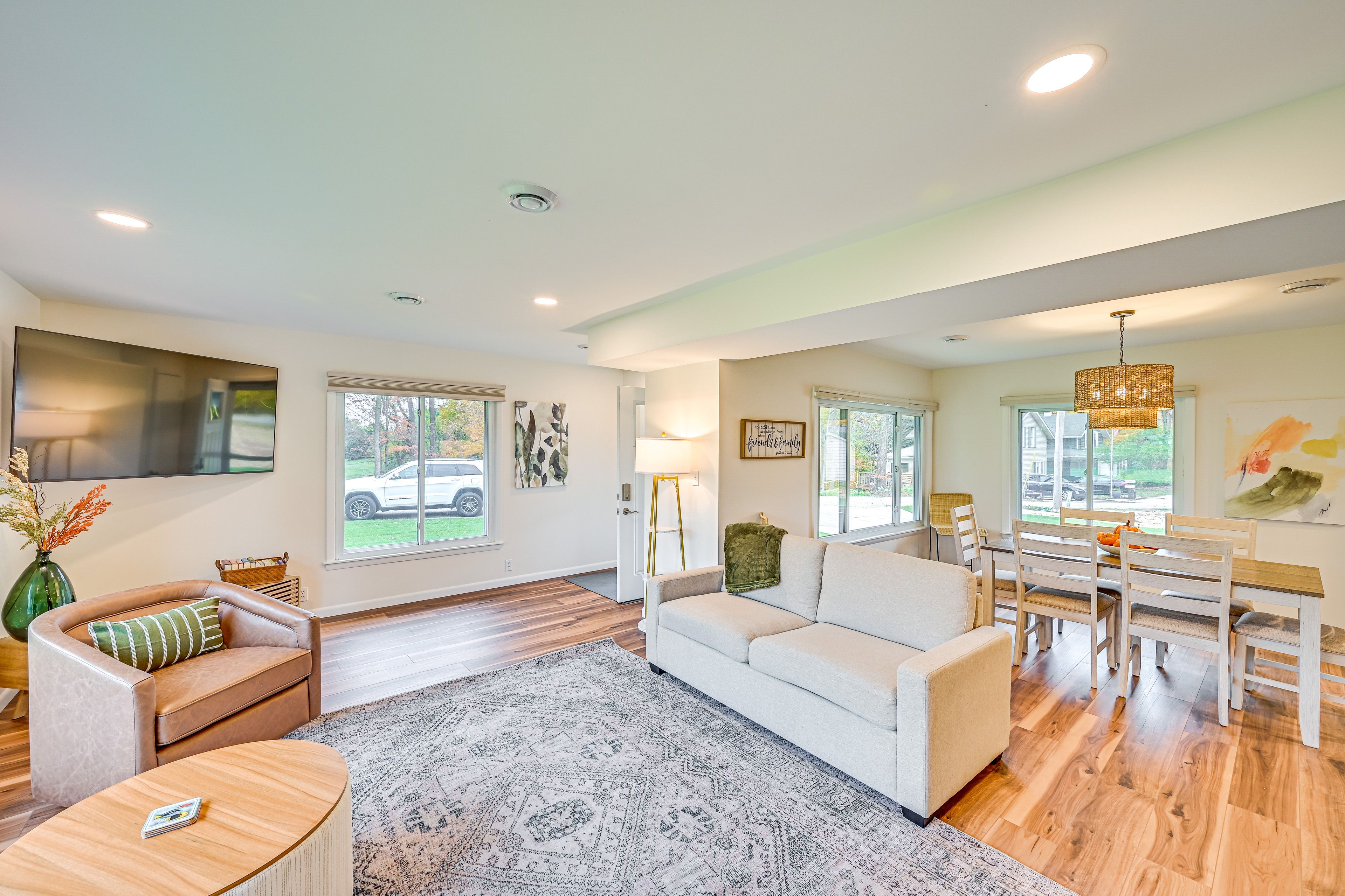Living Room | 1st Floor | Smart TV | Central Heating & A/C | Free WiFi