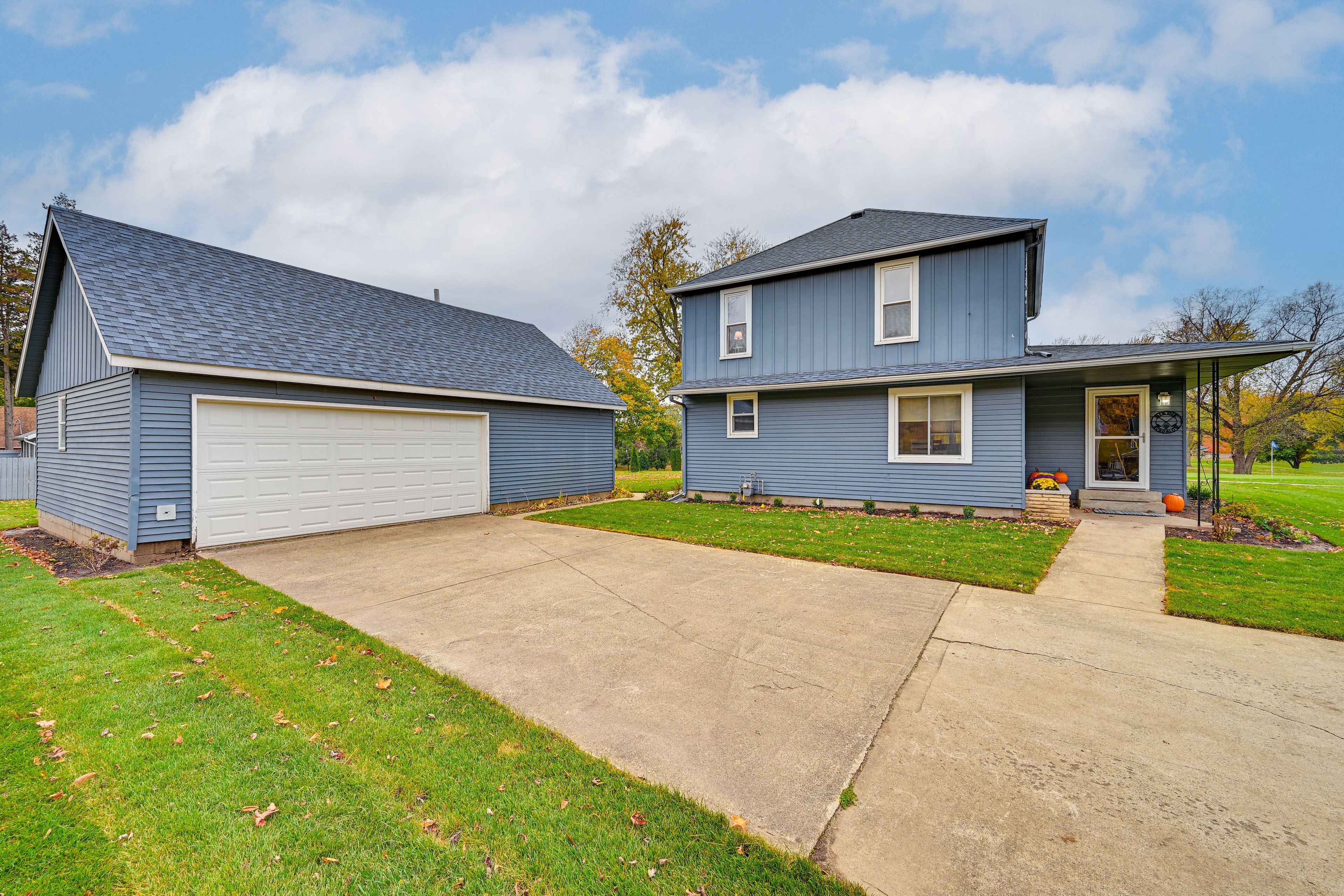 Exterior | Parking | Garage (2 Vehicles) | Driveway (4 Vehicles)