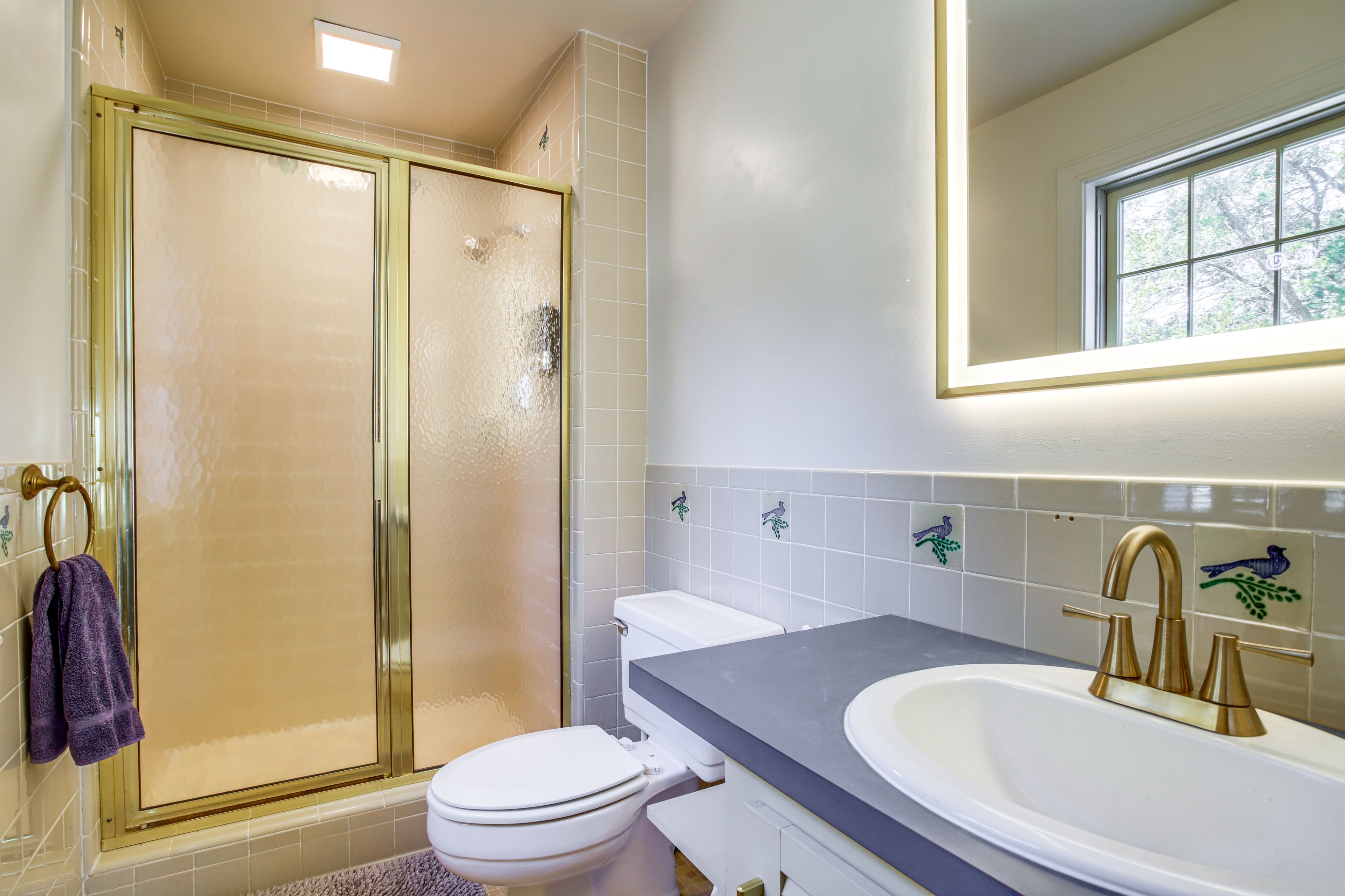 Full Bathroom | 1st Floor | Towels Provided