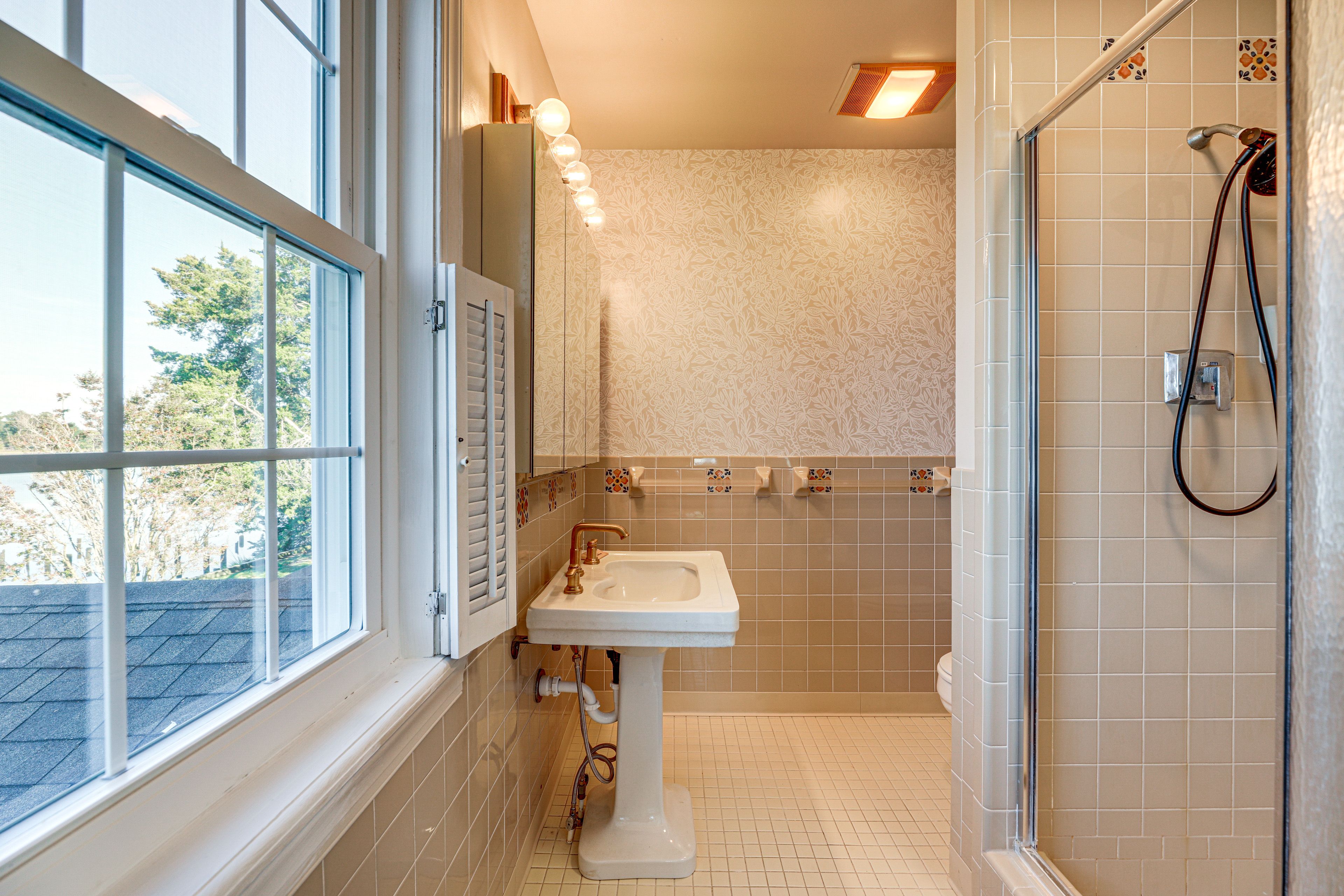 En-Suite Bathroom | 2nd Floor | Complimentary Toiletries