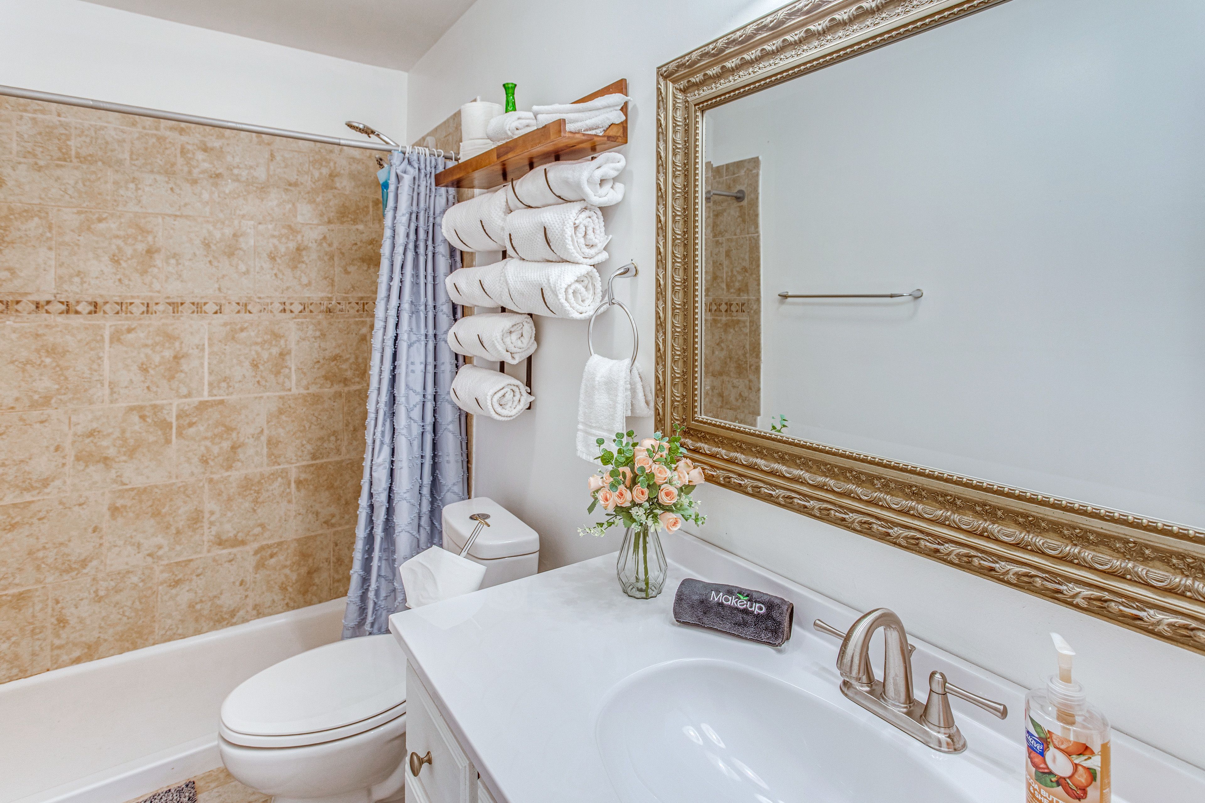 Full Bathroom | Towels Provided