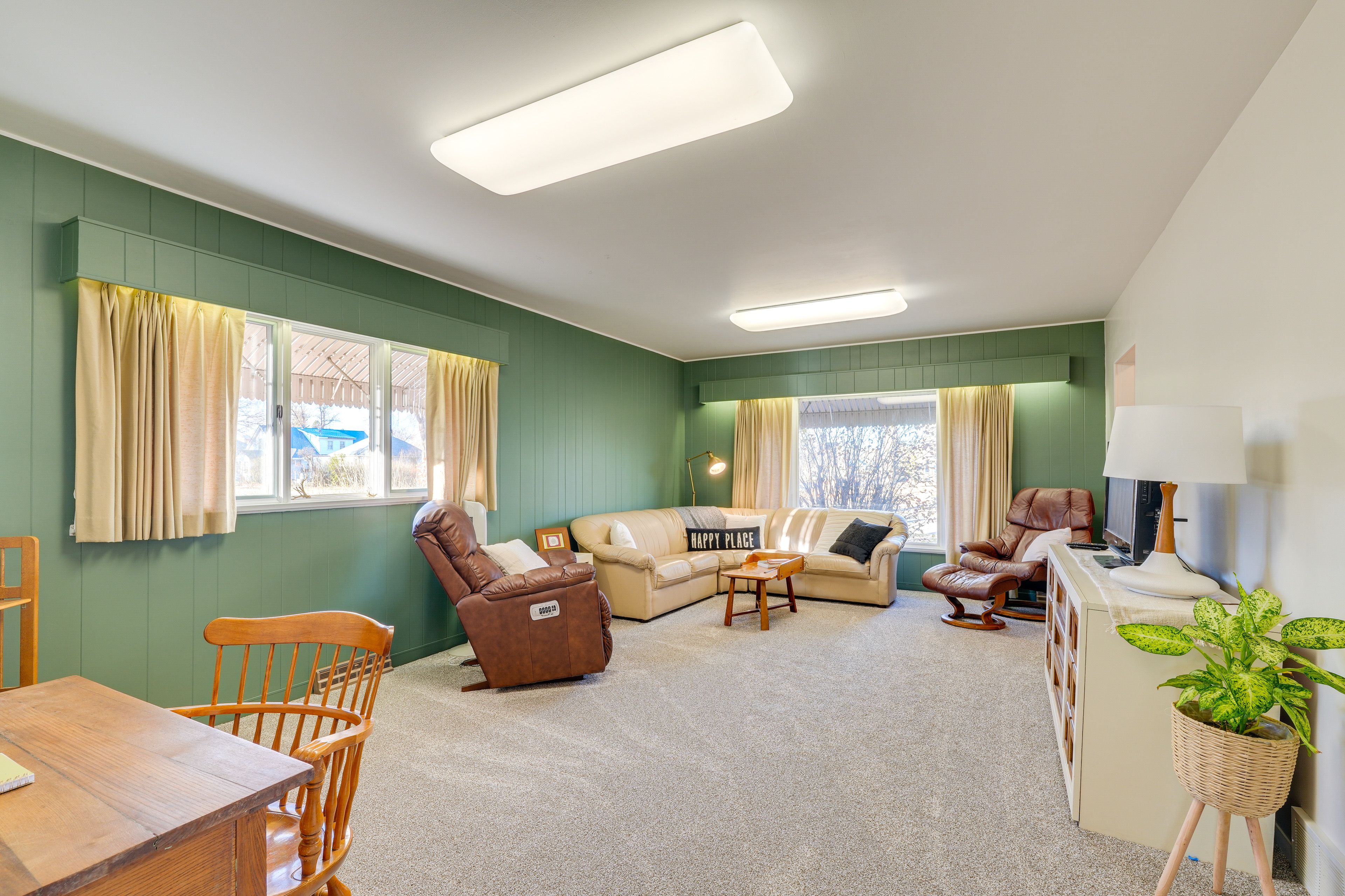 Living Room | Single-Story Home | Central A/C & Heating