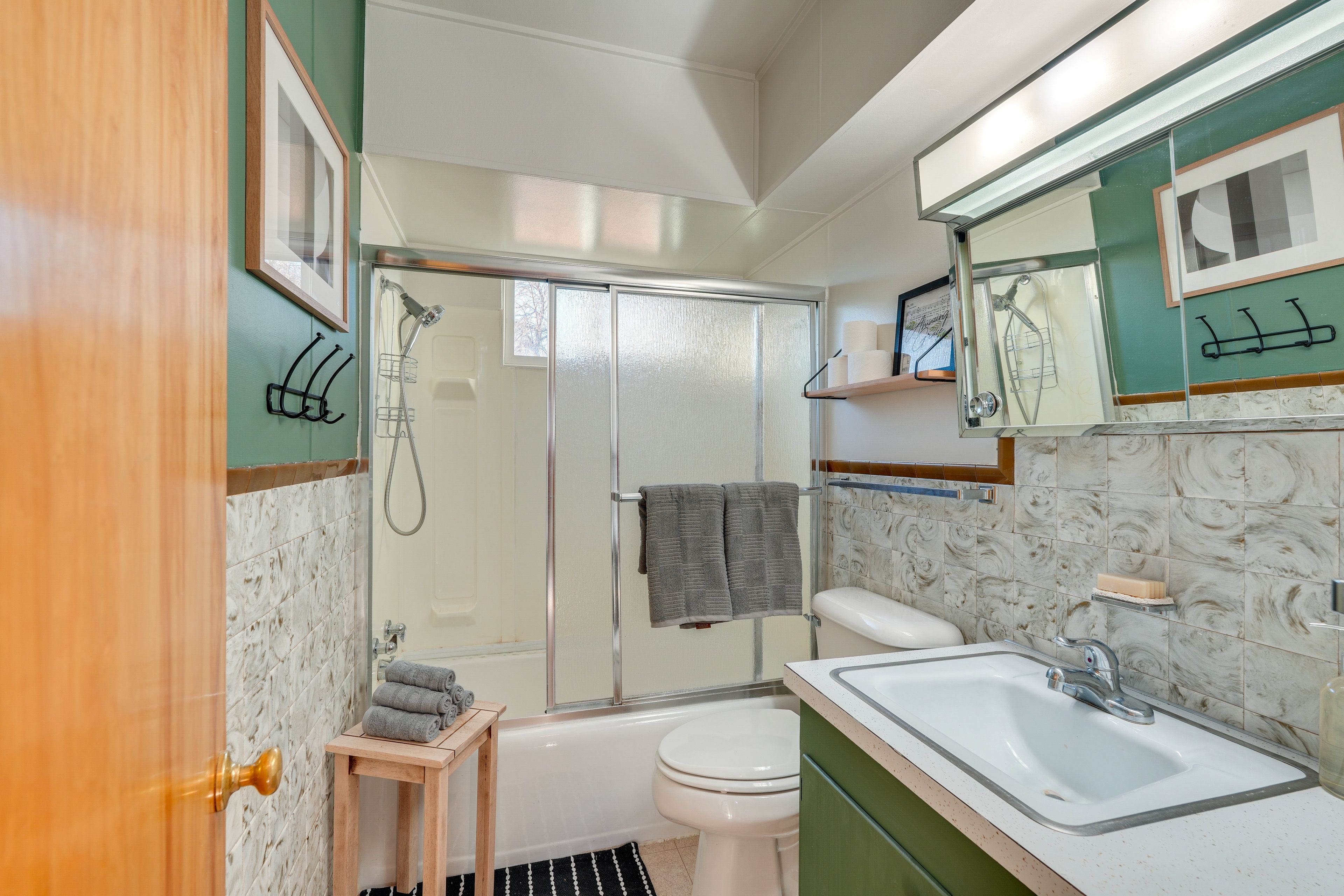 Full Bathroom | Towels Provided