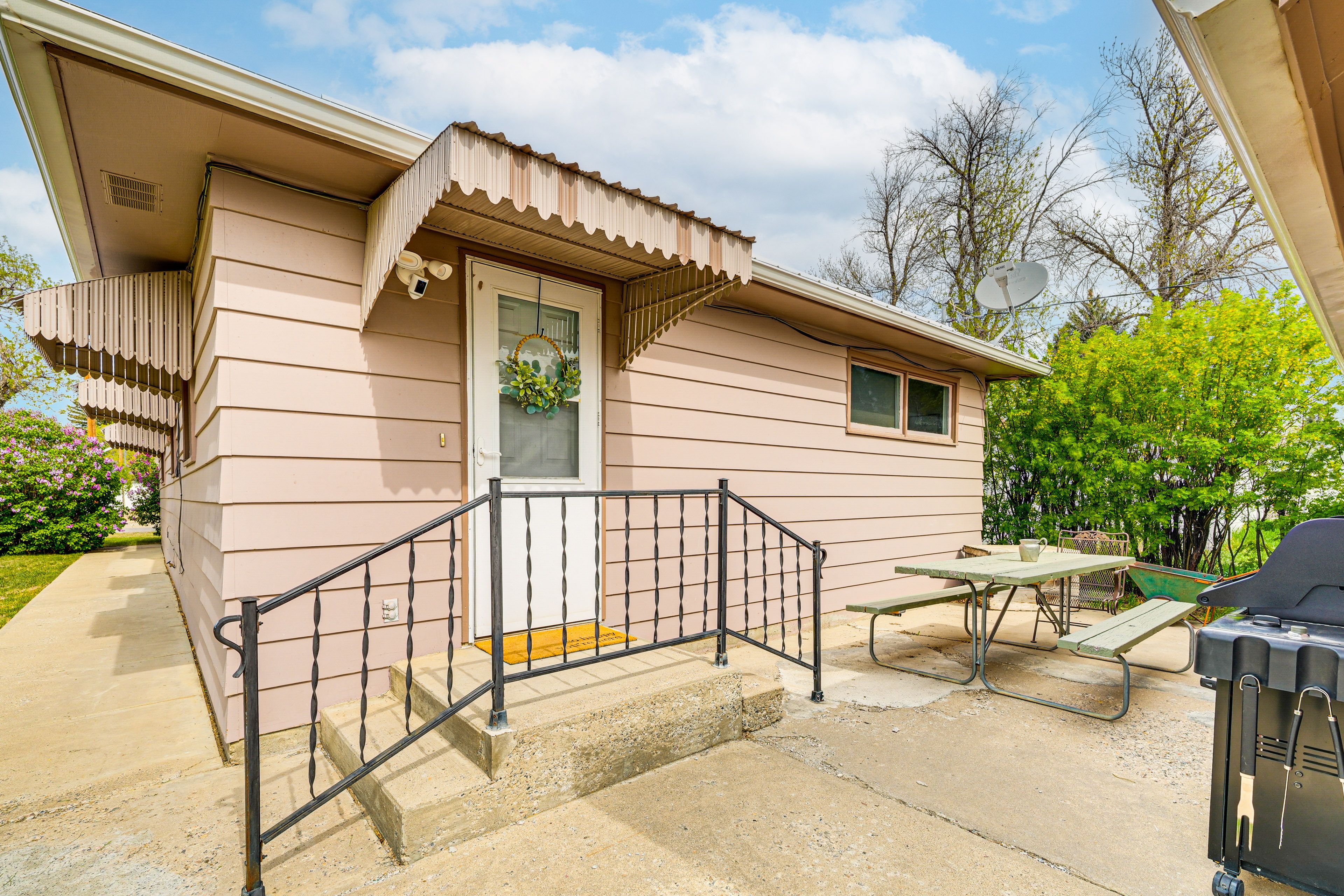 Guest Entrance | Patio | Outdoor Dining