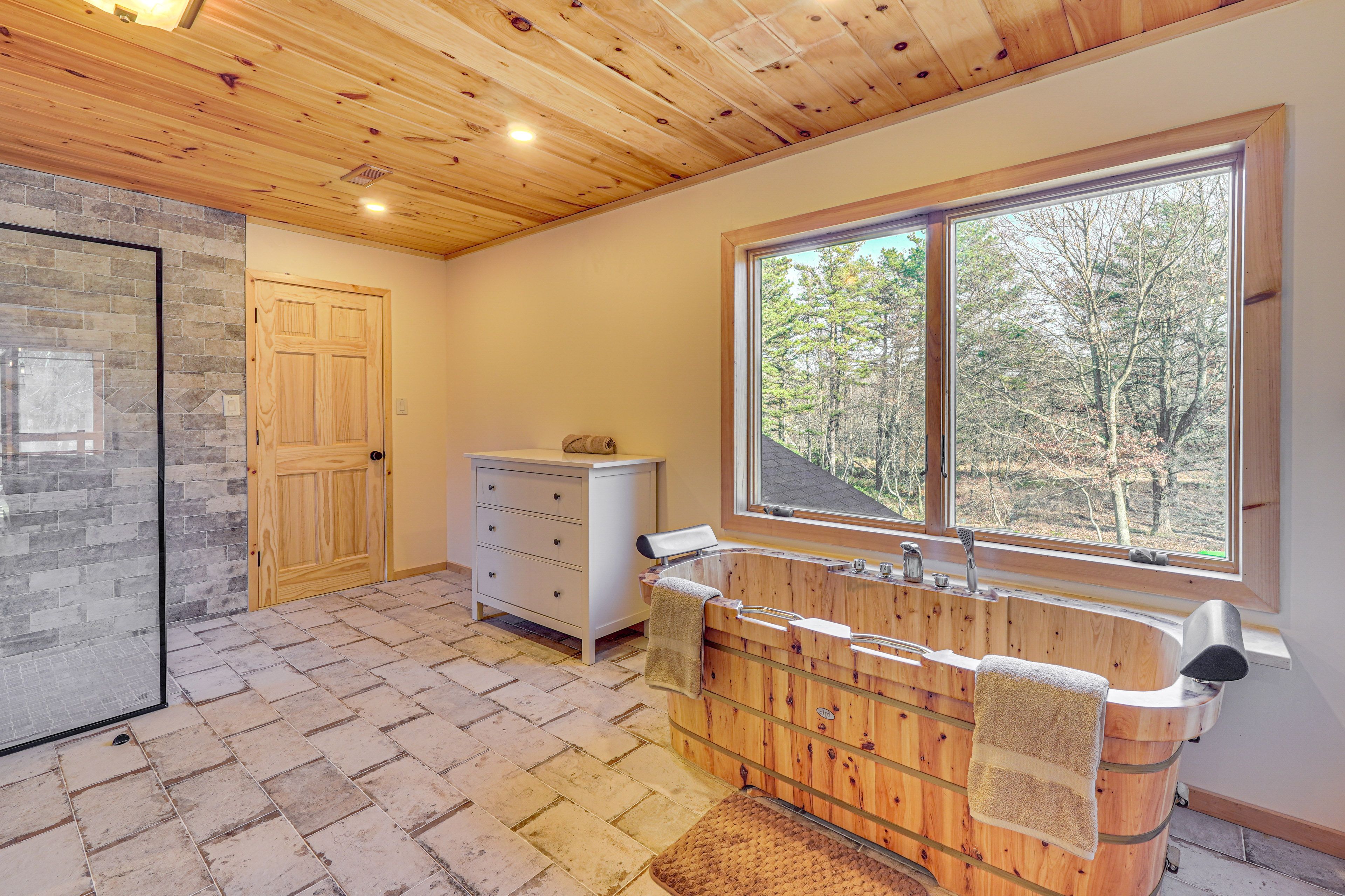 En-Suite Bathroom | Soaking Tub | 2nd Floor