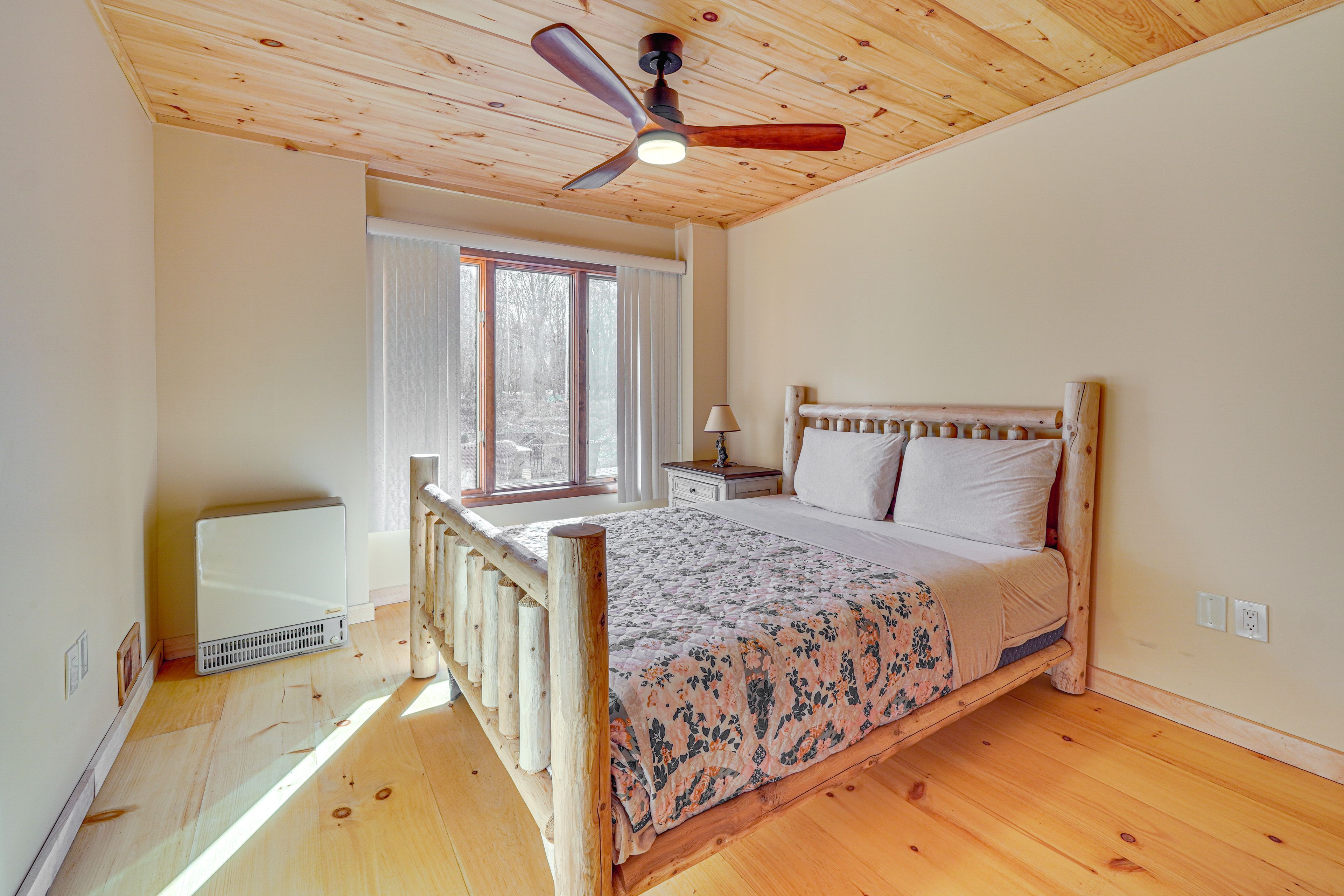 Bedroom 1 | Queen Bed | 1st Floor