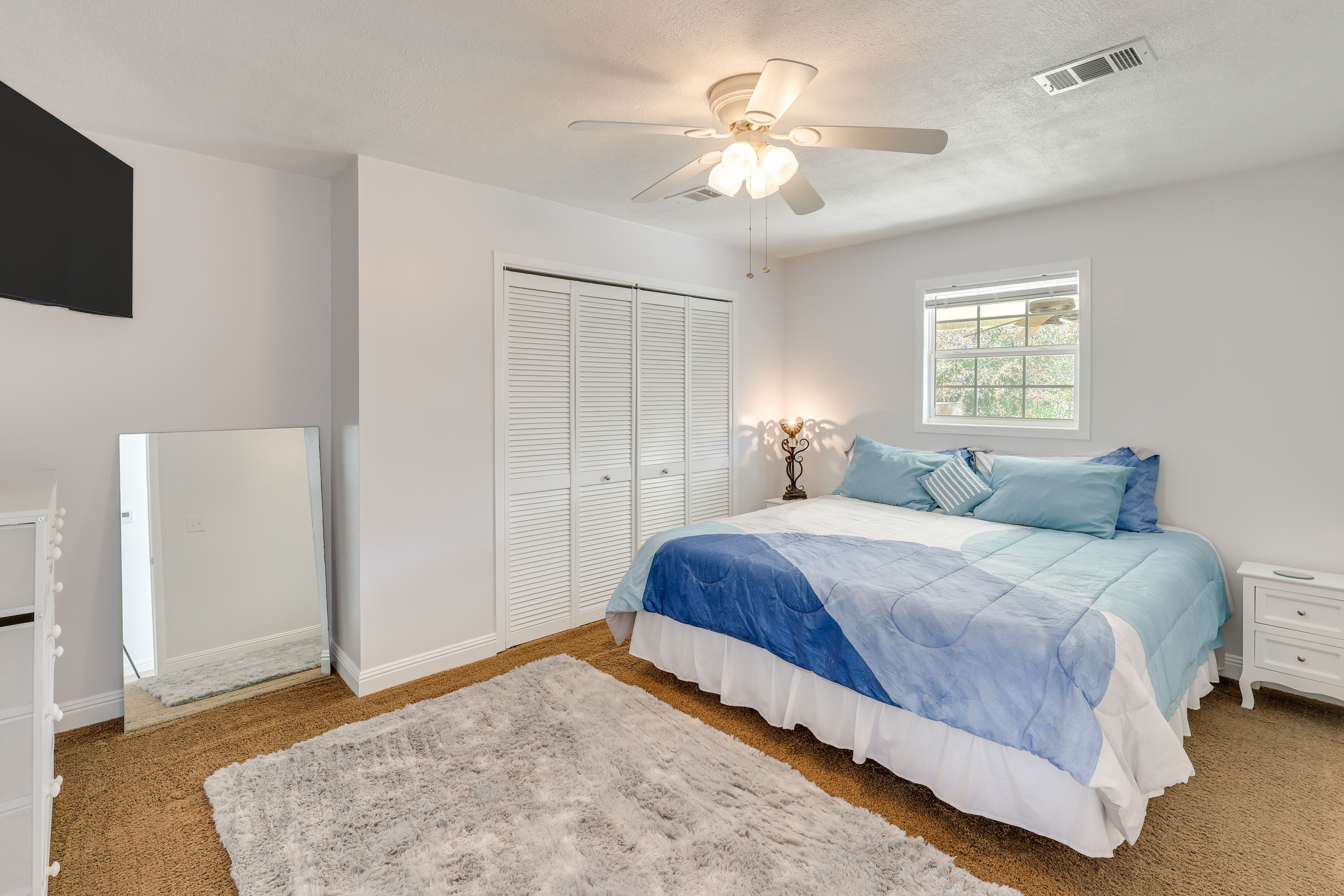 Bedroom | King Bed | Smart TV