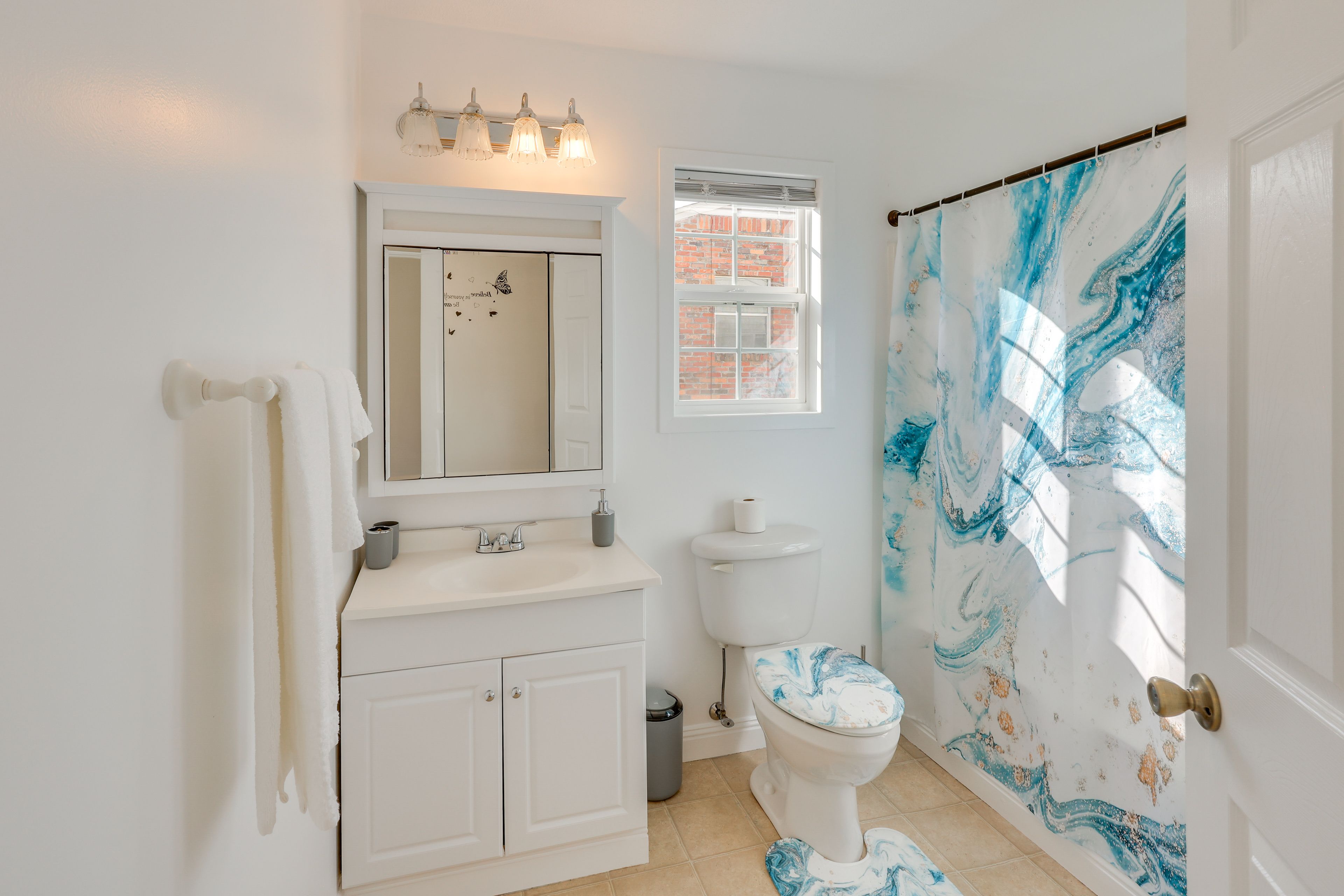 Full Bathroom | Towels Provided | Complimentary Toiletries