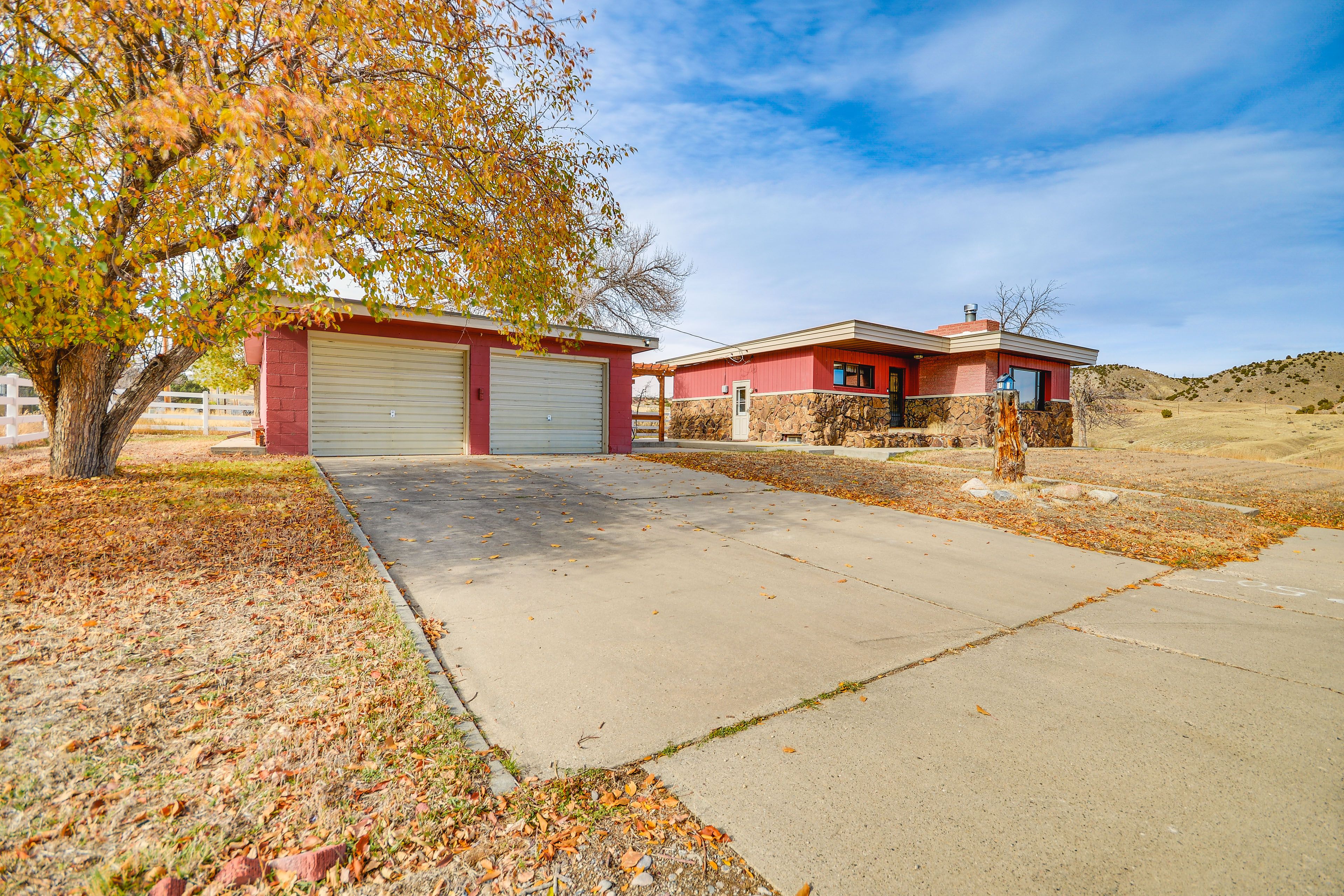 Parking | Driveway (2 Vehicles) | Free Street Parking | RV/Trailer Parking