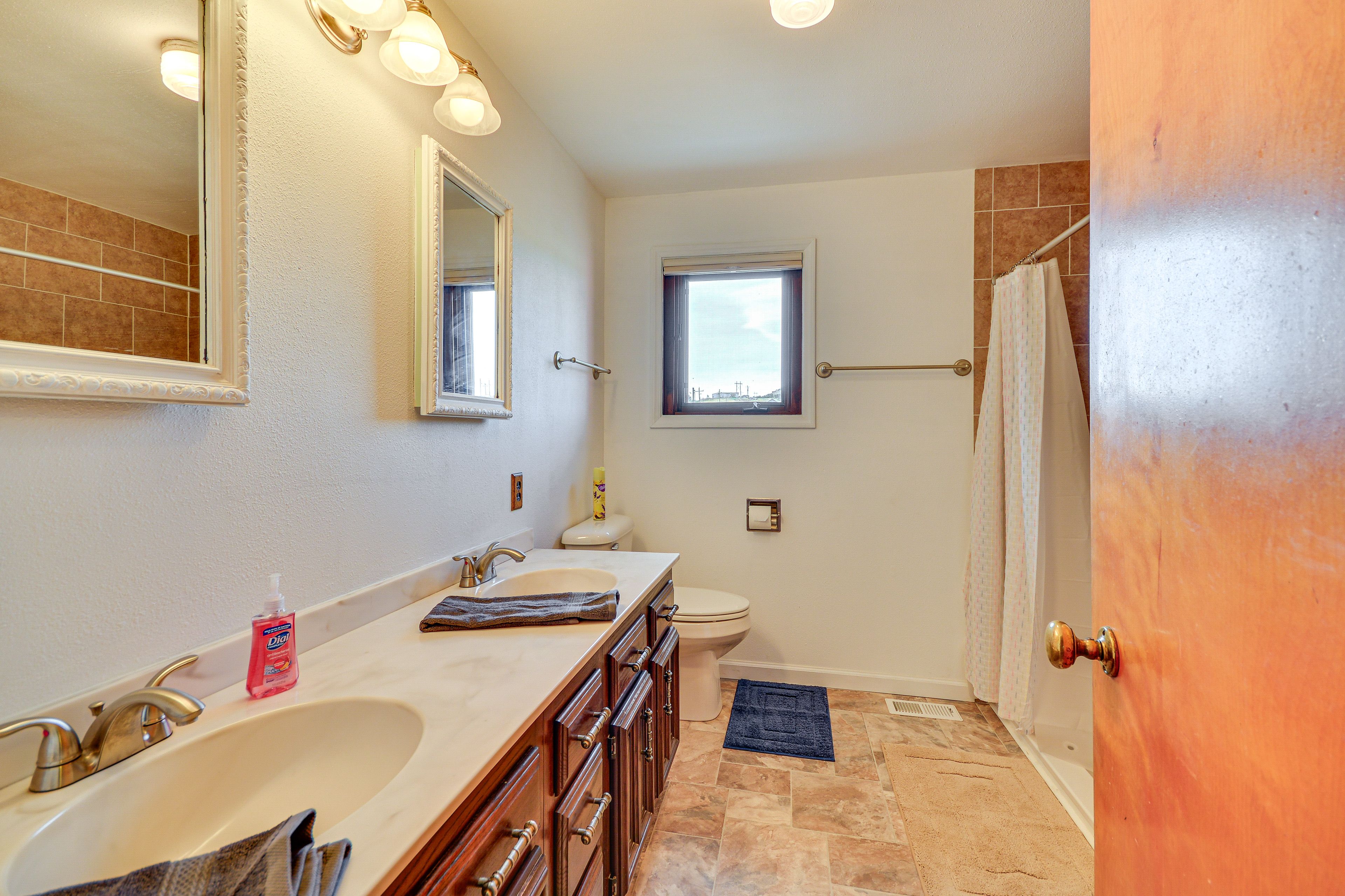 Full Bathroom | Towels Provided | Main Level