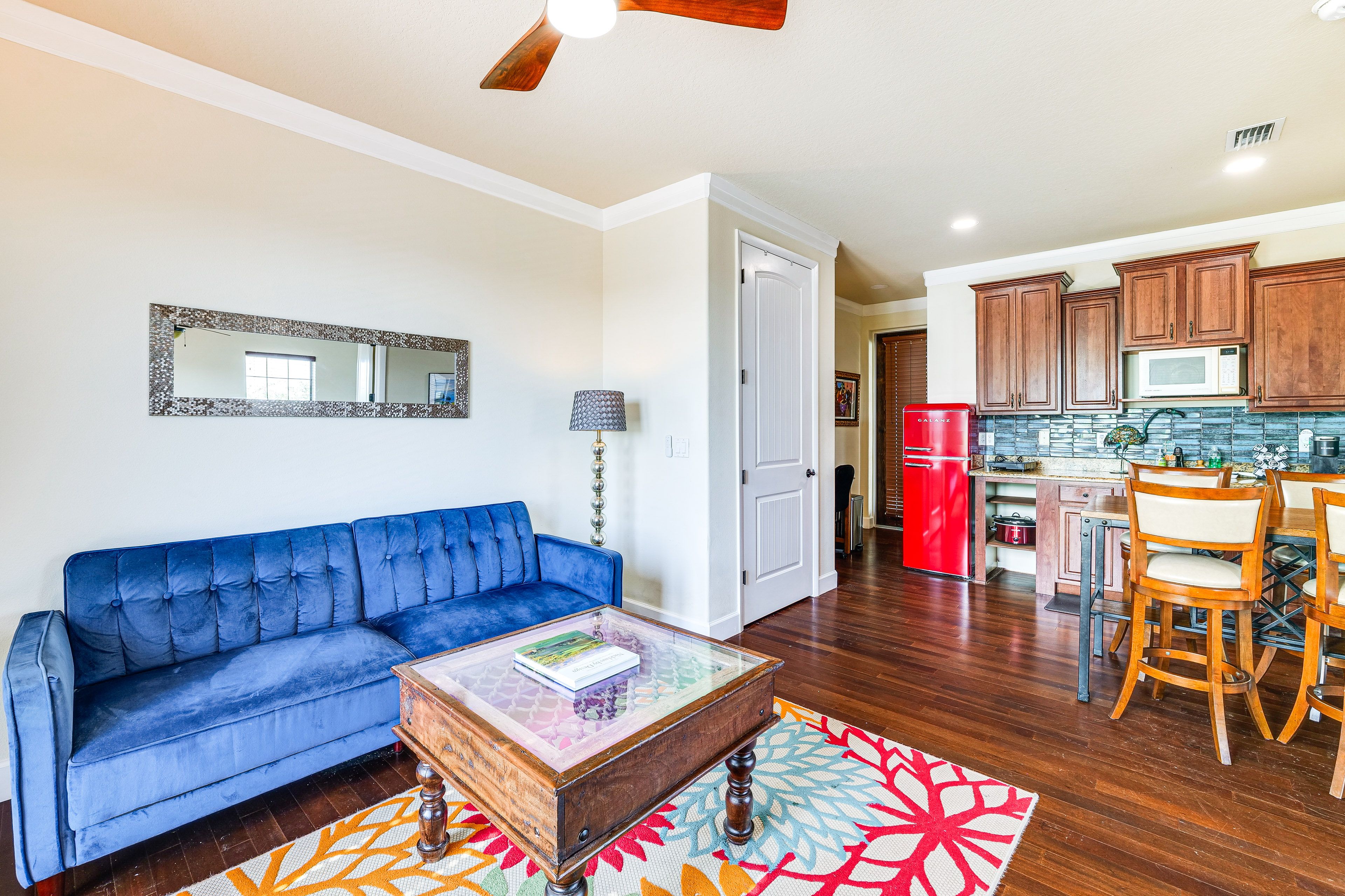 Living Room | Smart TV w/ Cable | Central Heating & A/C | Free WiFi