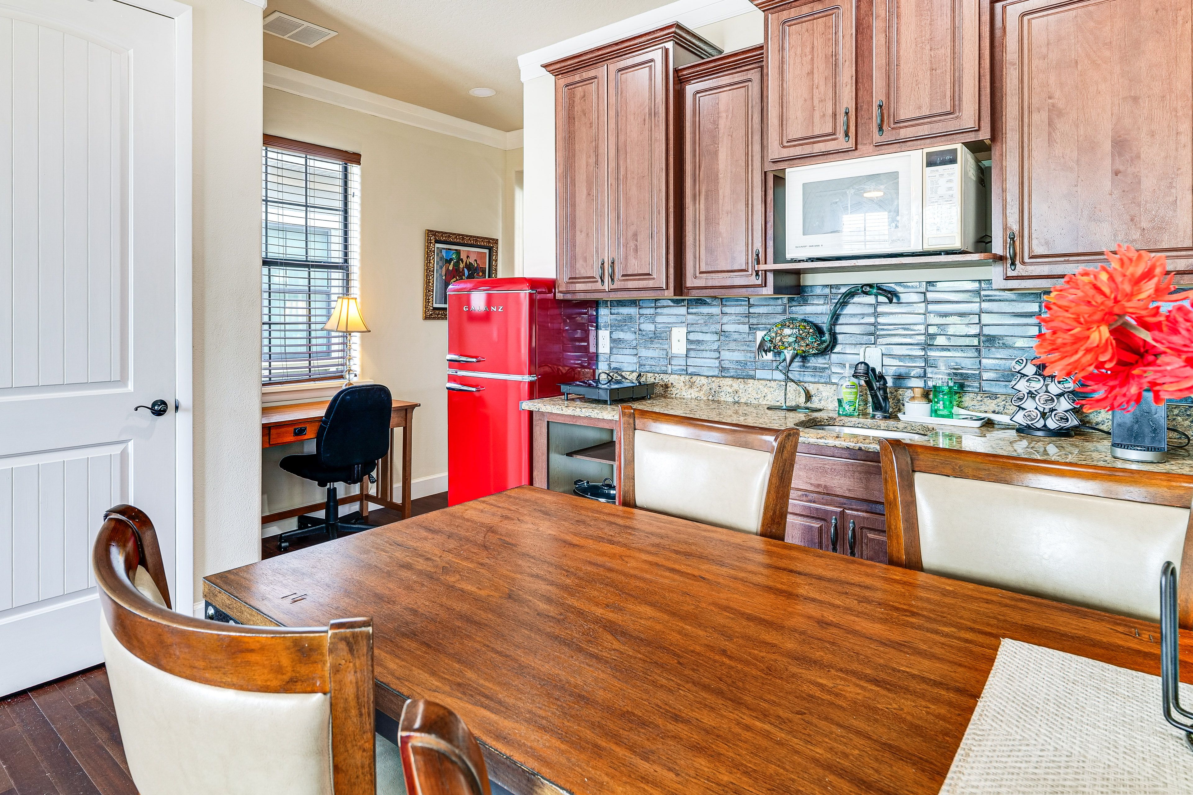 Kitchenette | Dining Area | Dishware/Flatware | Workspace