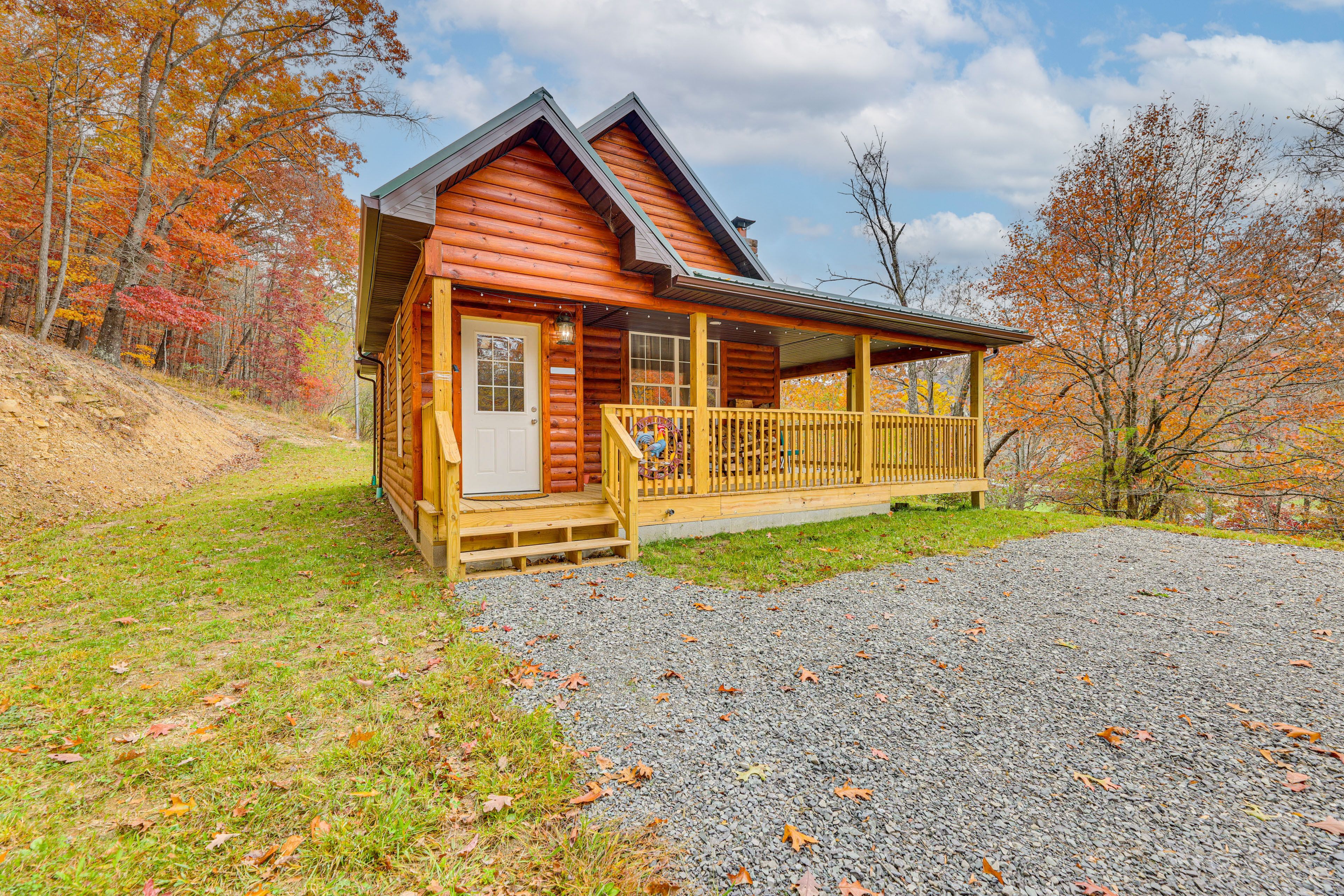Marlinton Vacation Rental | 1BR | 2BA | 1,000 Sq Ft | 3 Steps Required to Enter