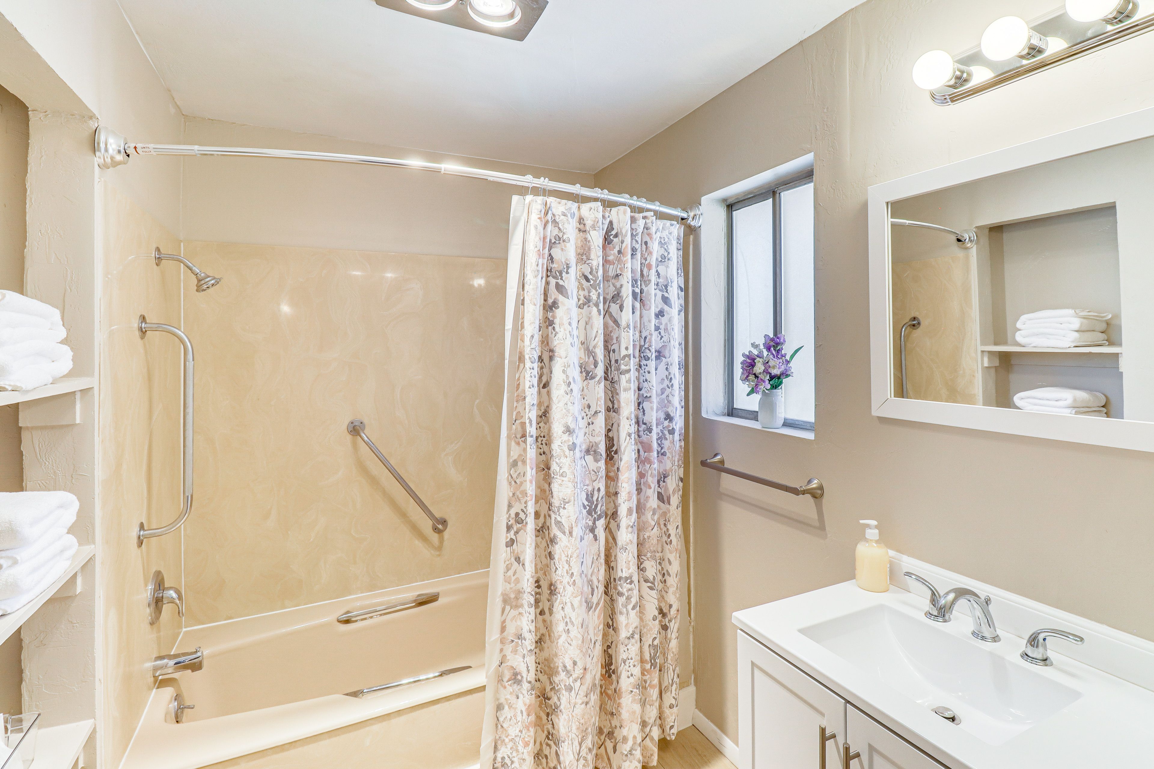 Full Bathroom | Towels Provided | Complimentary Toiletries