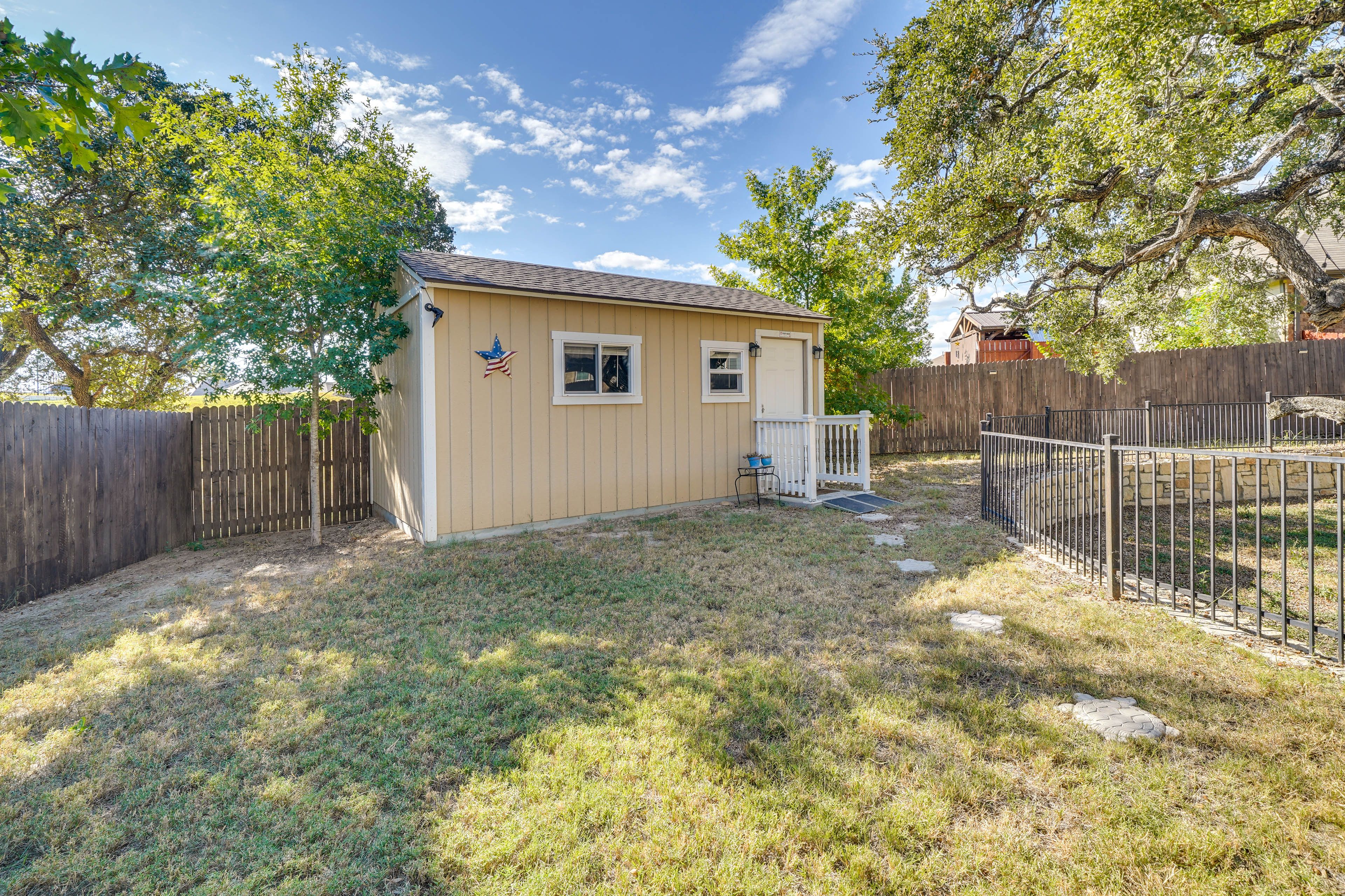 Casita Exterior | Single-Story Unit