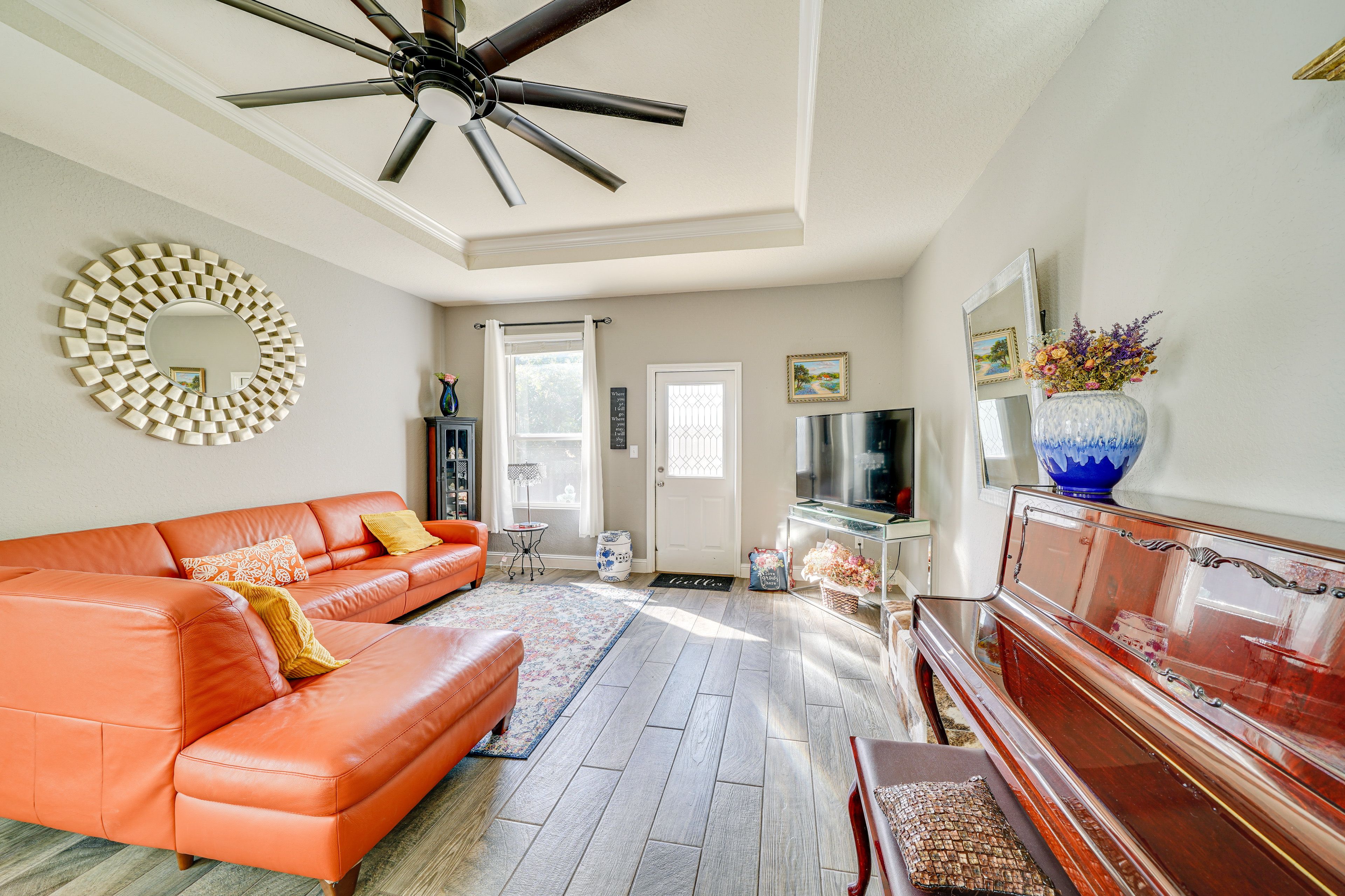 Living Room | Flat-Screen TV w/ Cable