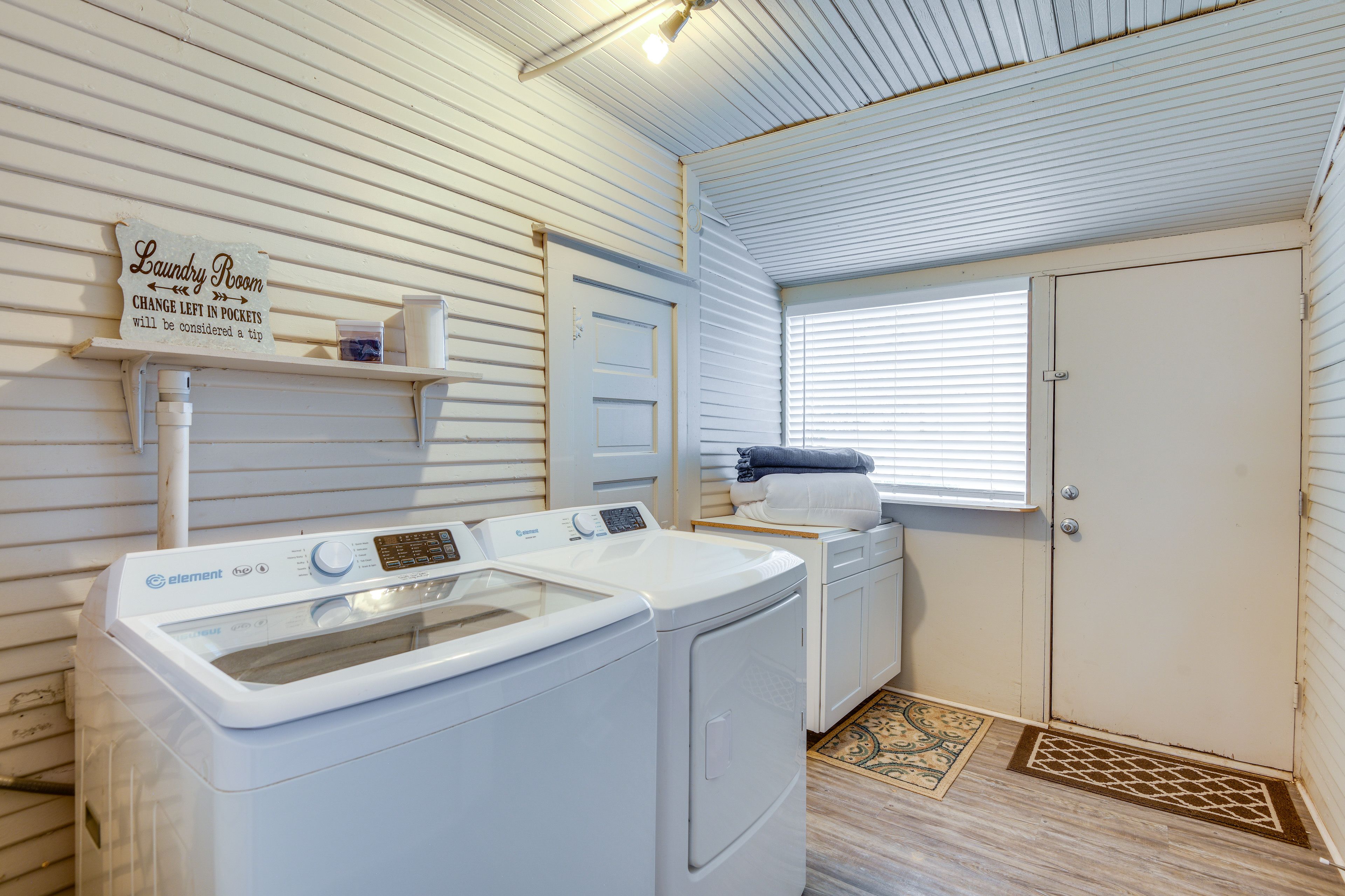 Laundry Room | Washer & Dryer