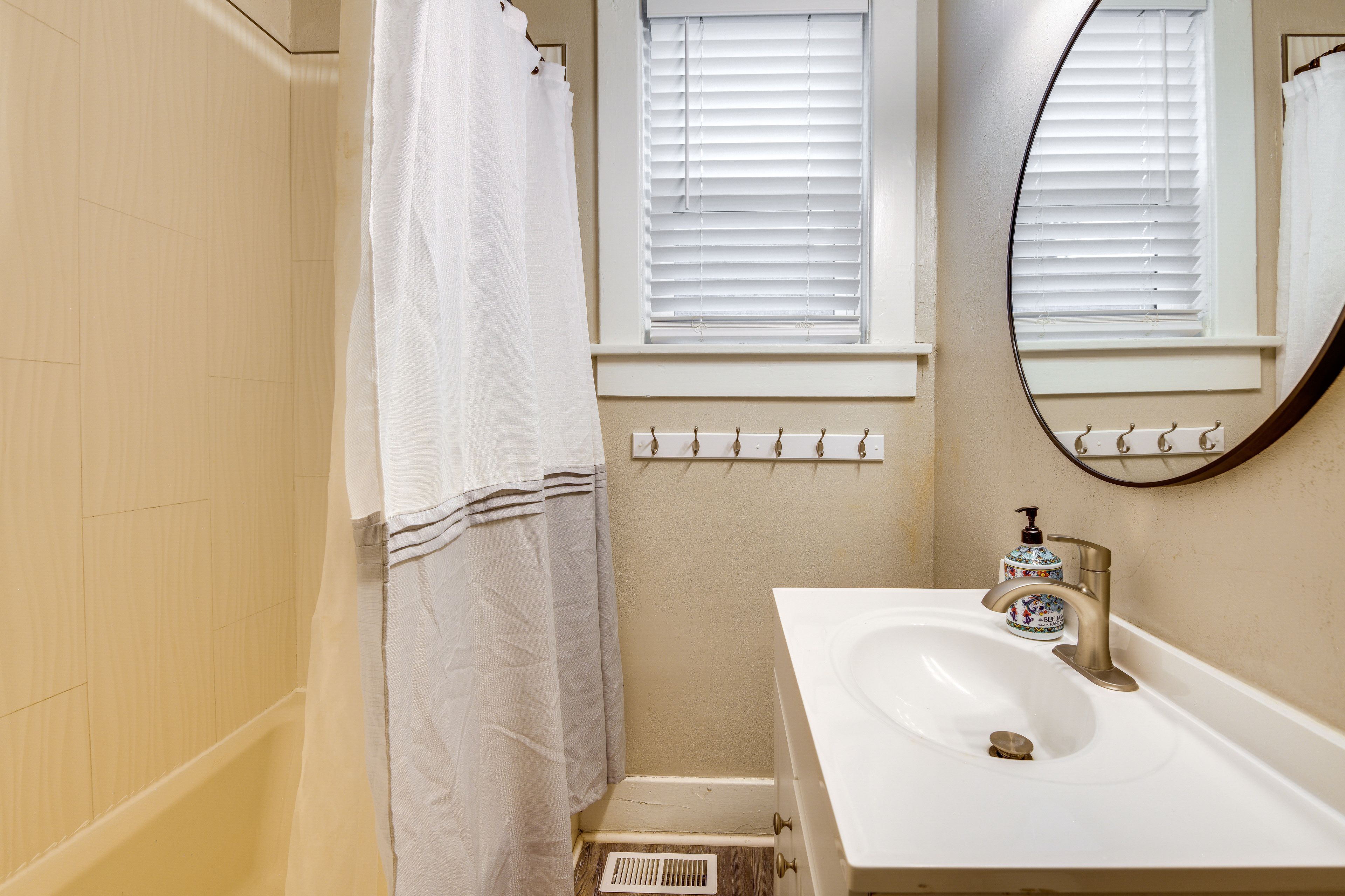 Full Bathroom | Towels Provided