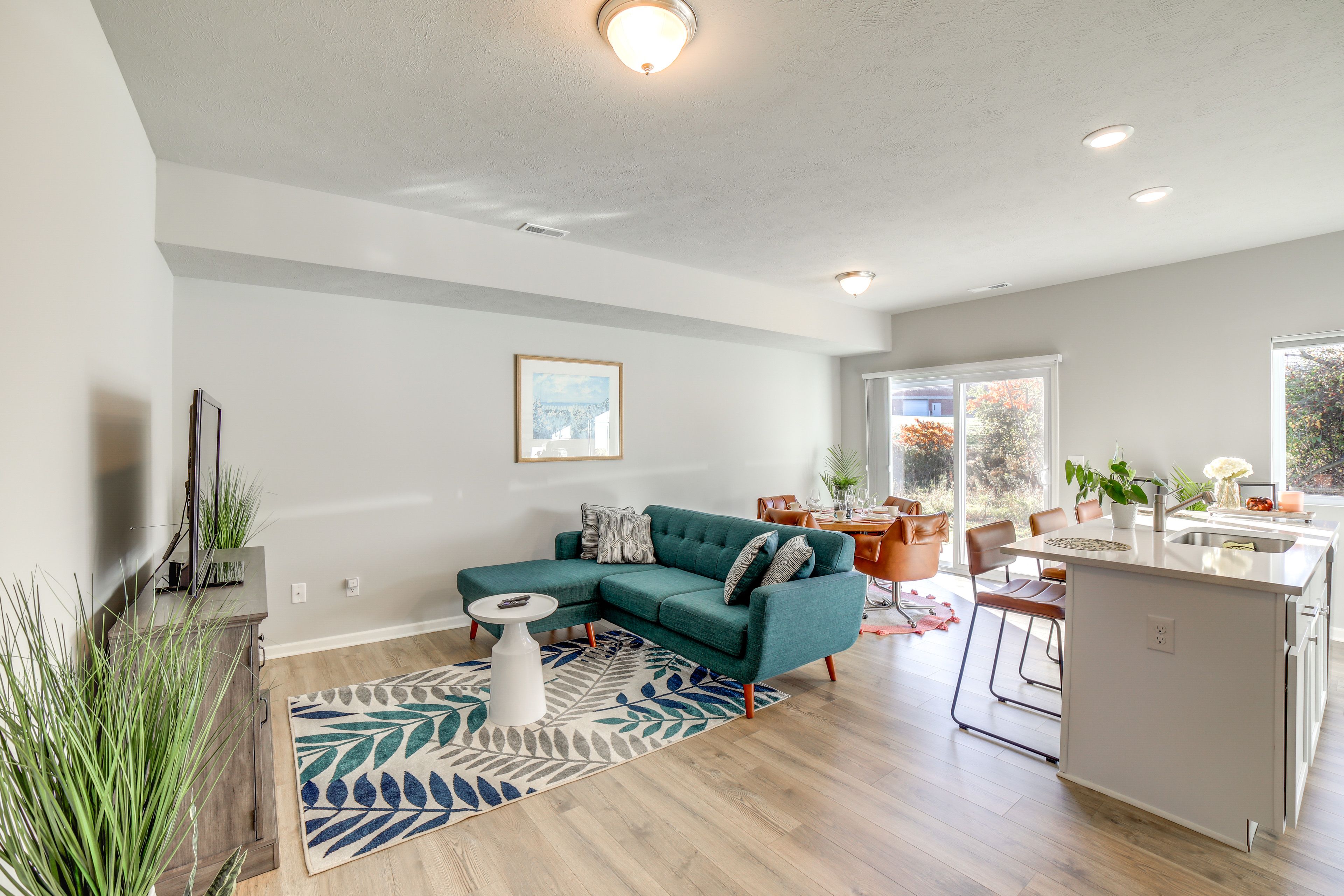 Living Room | Free WiFi | Central Heating & A/C | Smart TV | 1st Floor